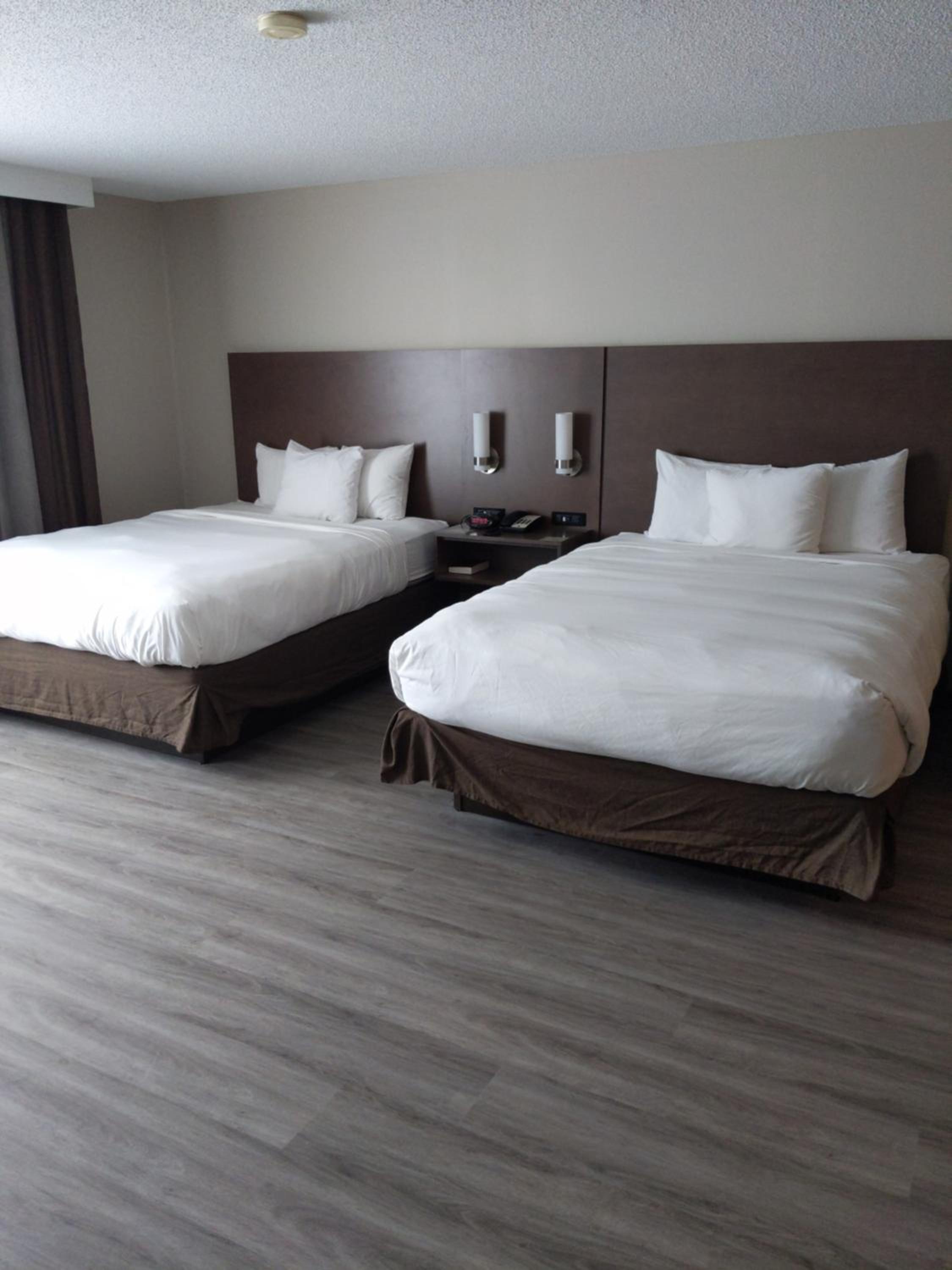 Queen Room with Two Queen Beds - Photo 2