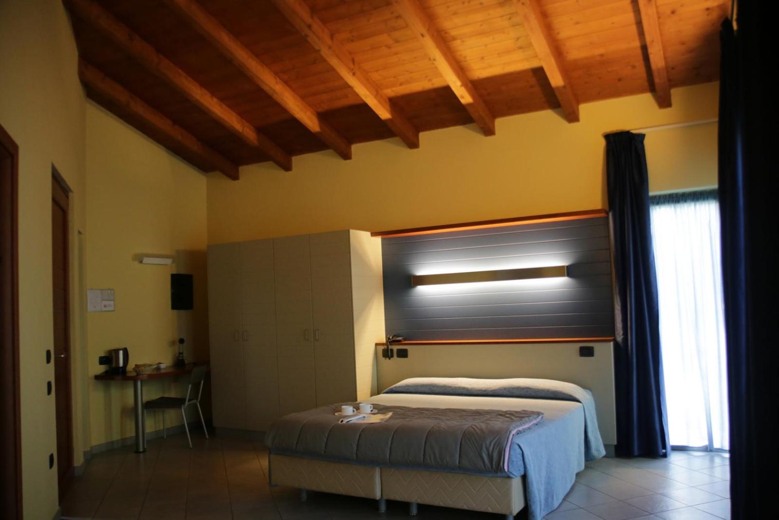 Standard Double Room - Photo 24