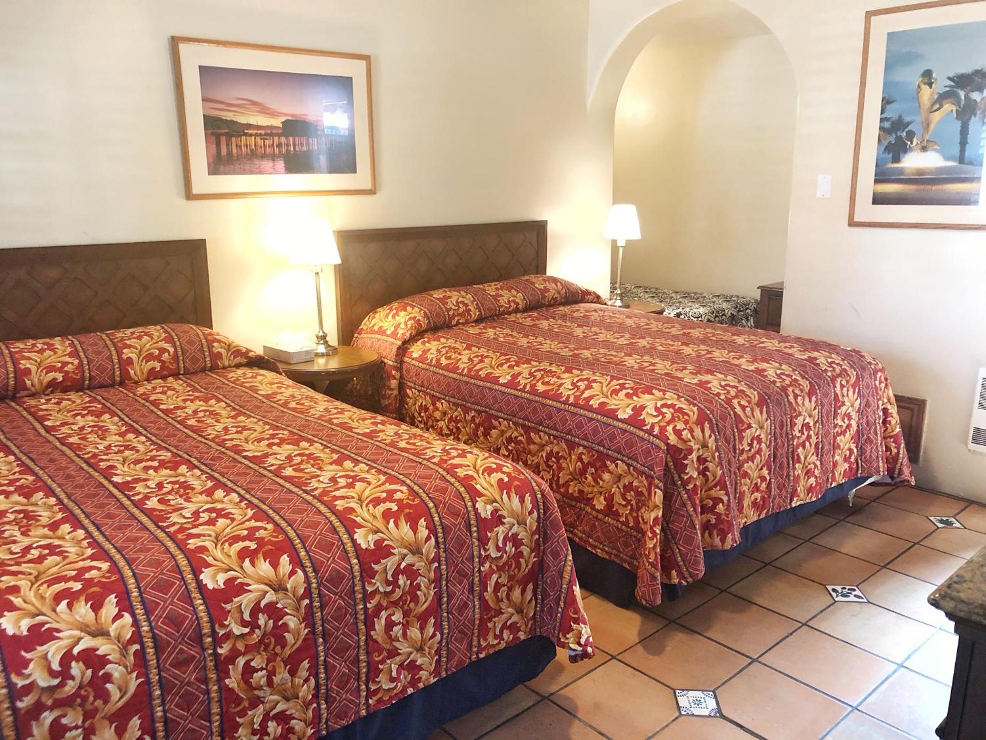 Queen Room with Two Queen Beds - Photo 2