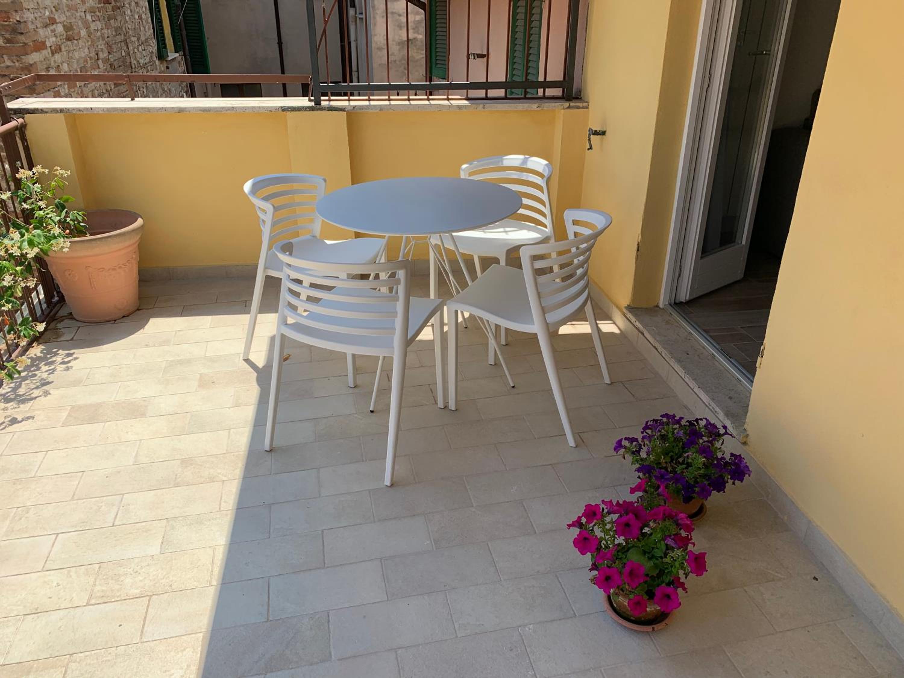 Apartment with Terrace - Photo 10