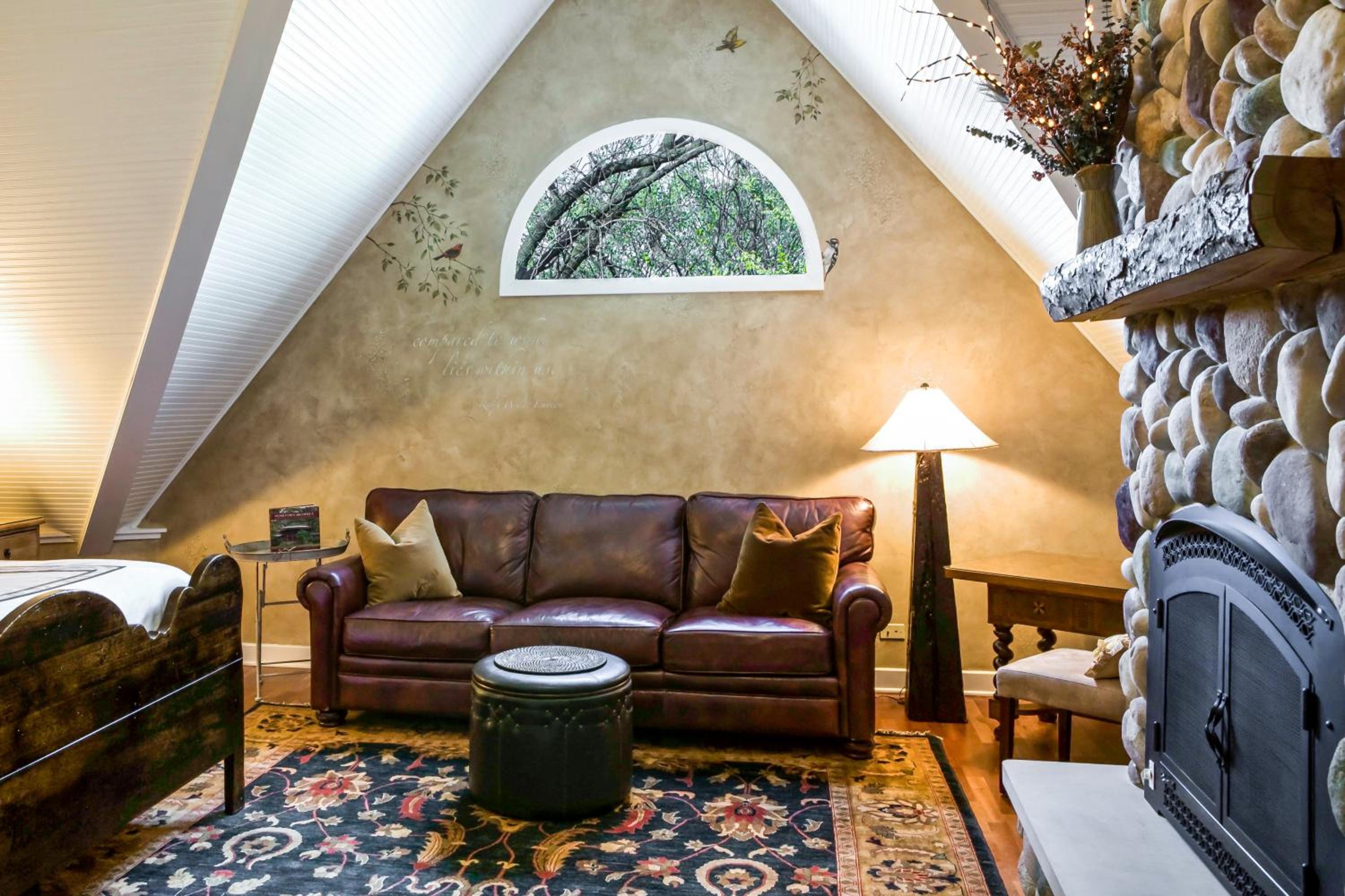 Deluxe King Suite with Spa Bath photo 2