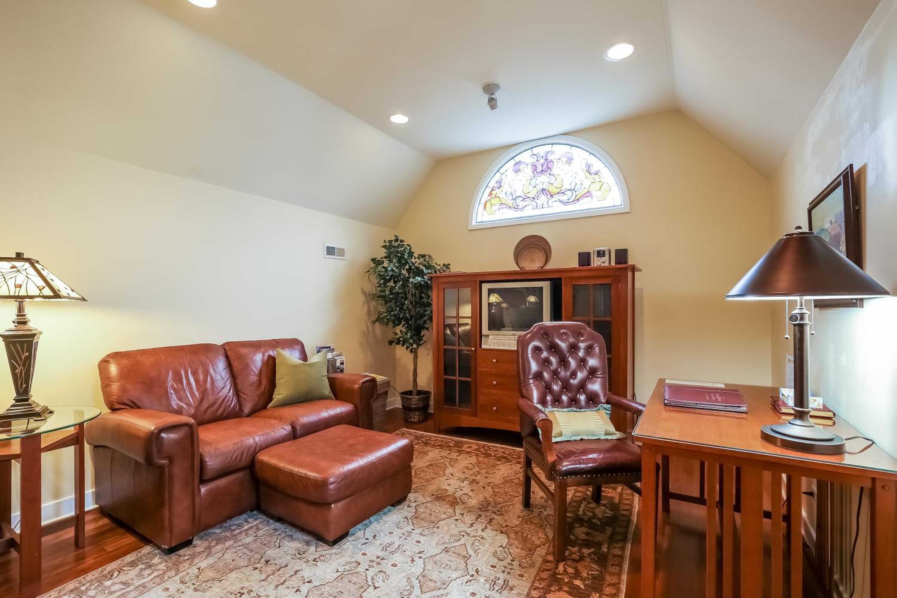 Deluxe King Room with Kitchenette photo 2