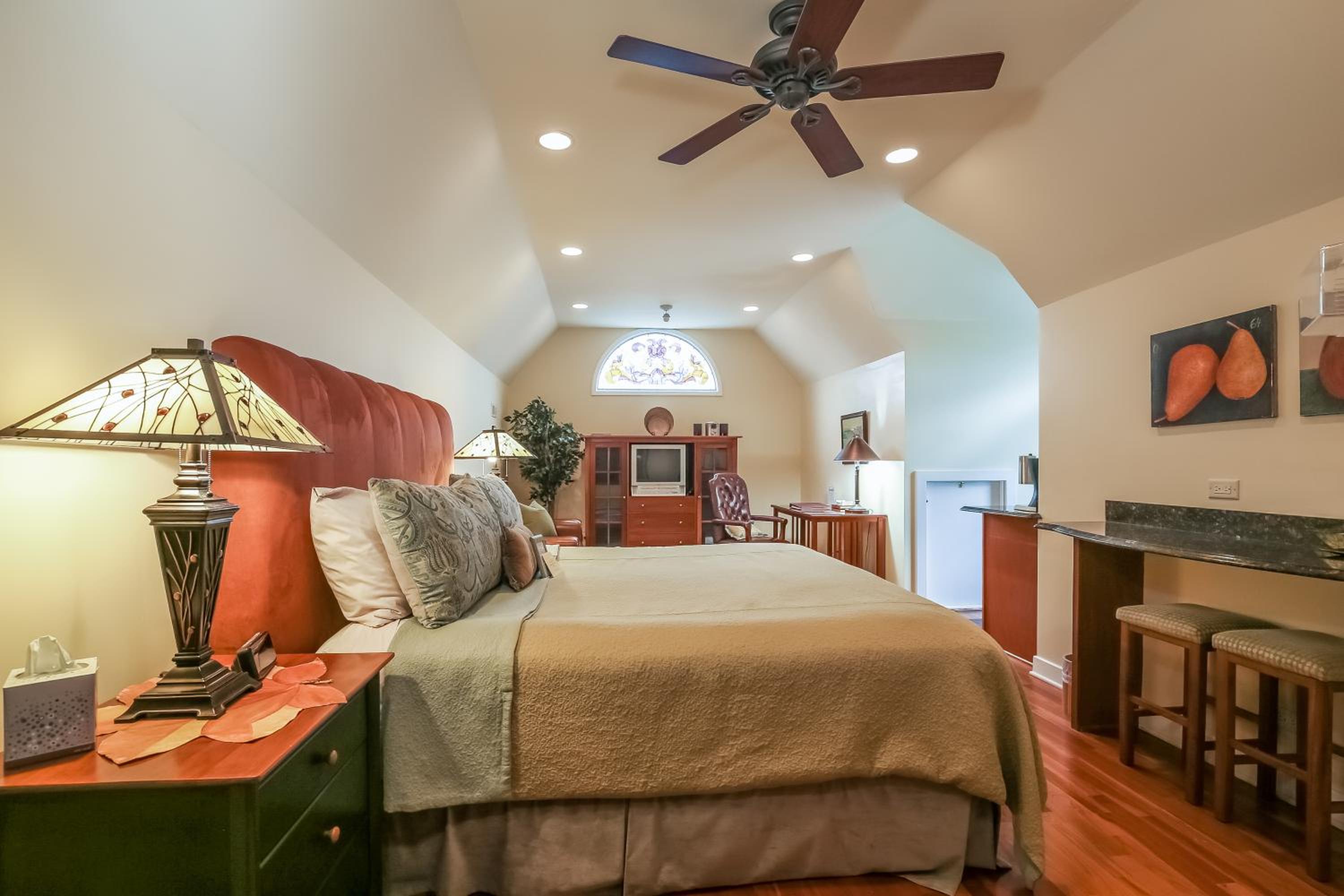 Deluxe King Room with Kitchenette photo 1