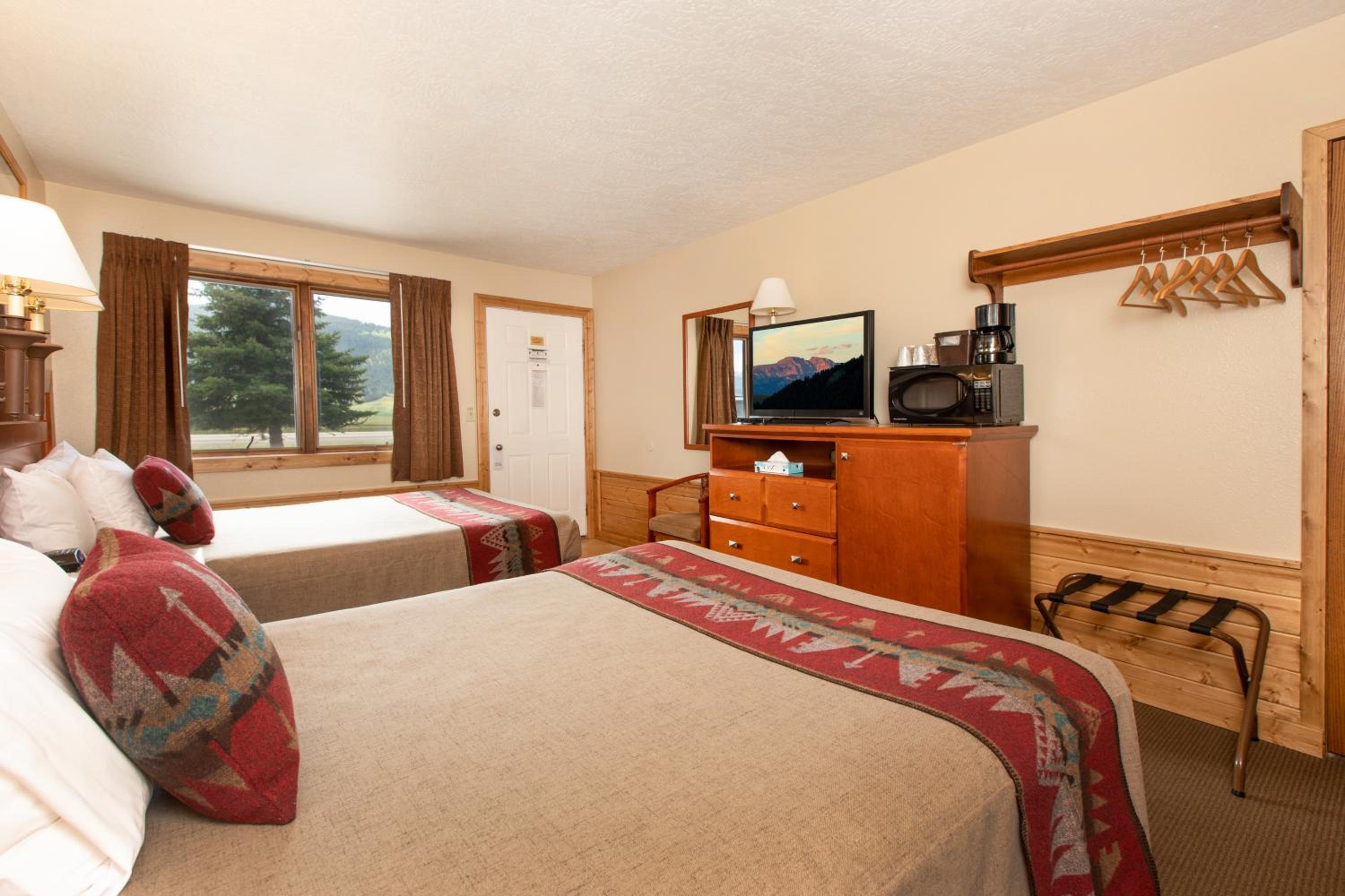 Queen Room with Two Queen Beds photo 2