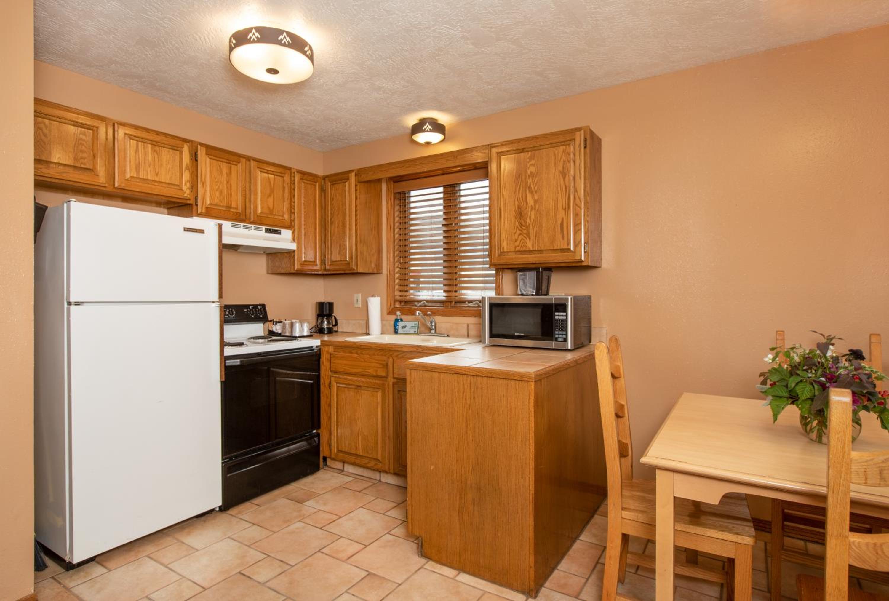 Deluxe Queen Room with Kitchen  photo 2