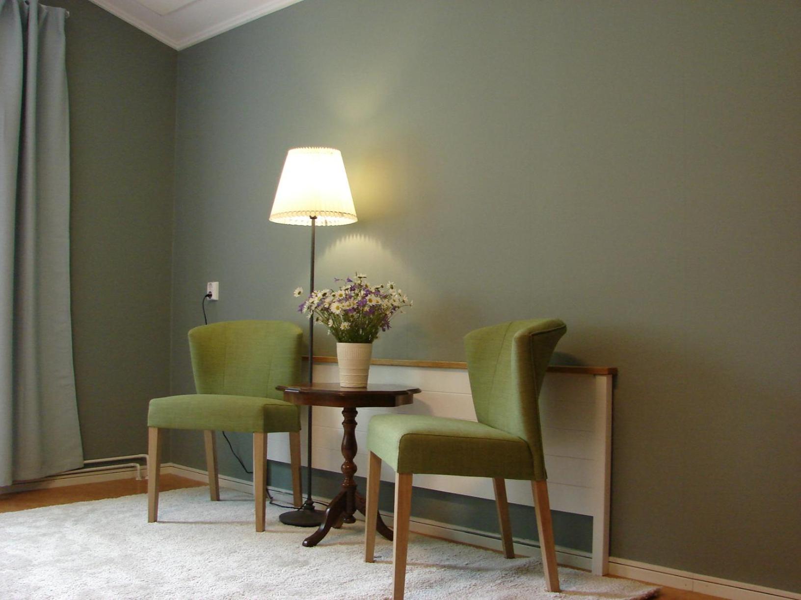 Family Room with Shared Bathroom photo 1
