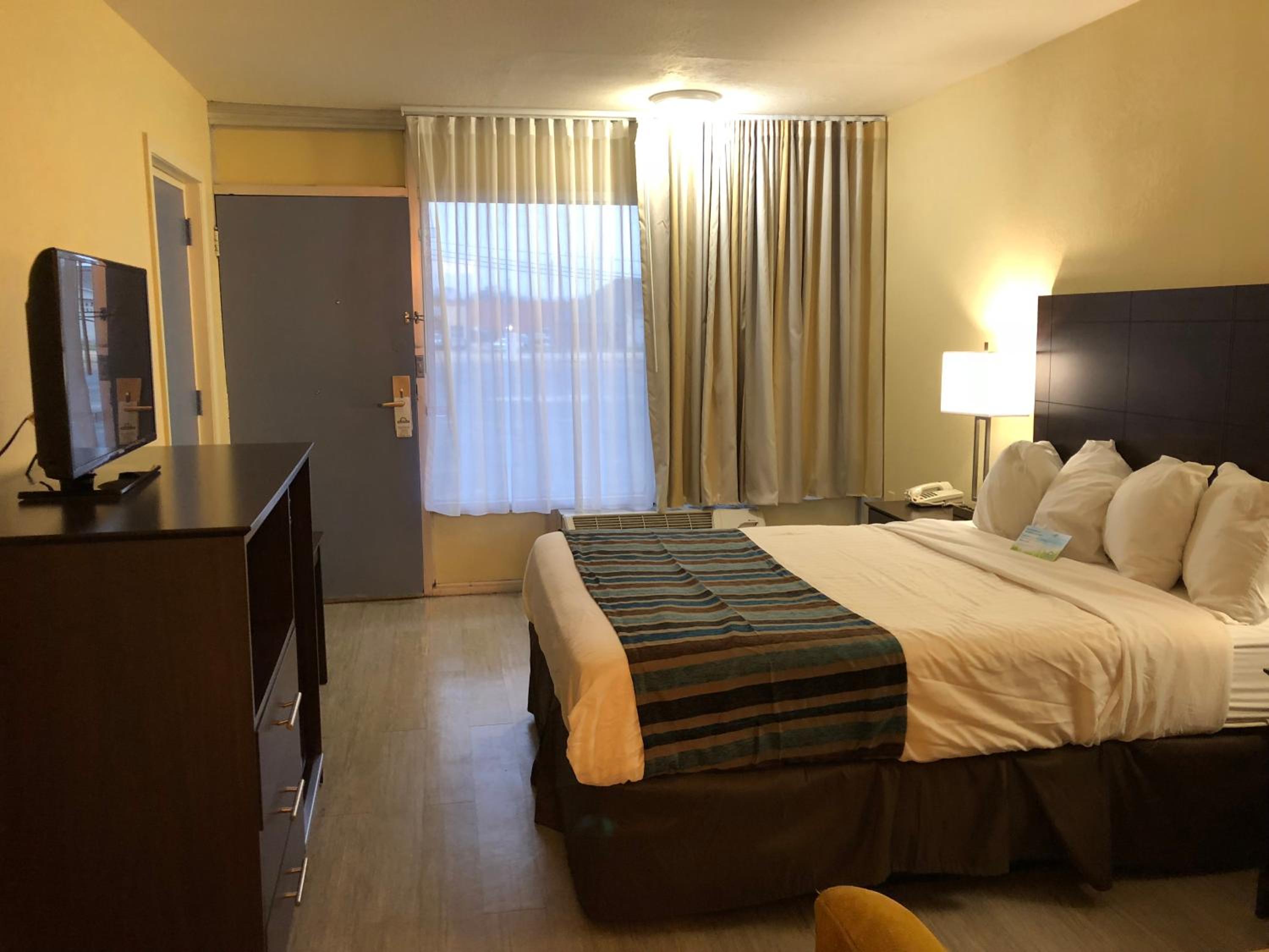 Queen Room with Mobility Access - First Floor/Smoking photo 1
