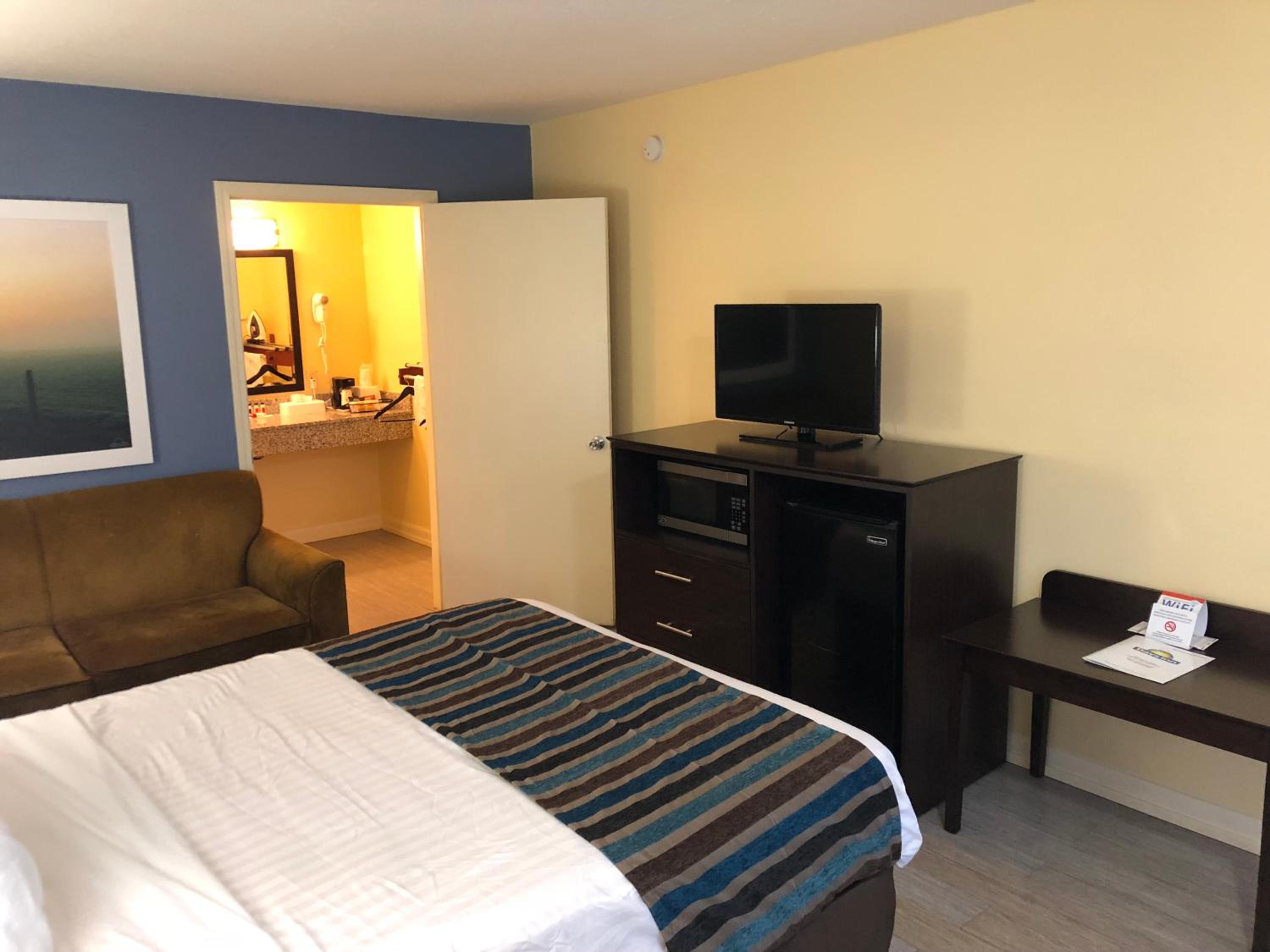 Queen Room with Mobility Access - First Floor/Smoking photo 2
