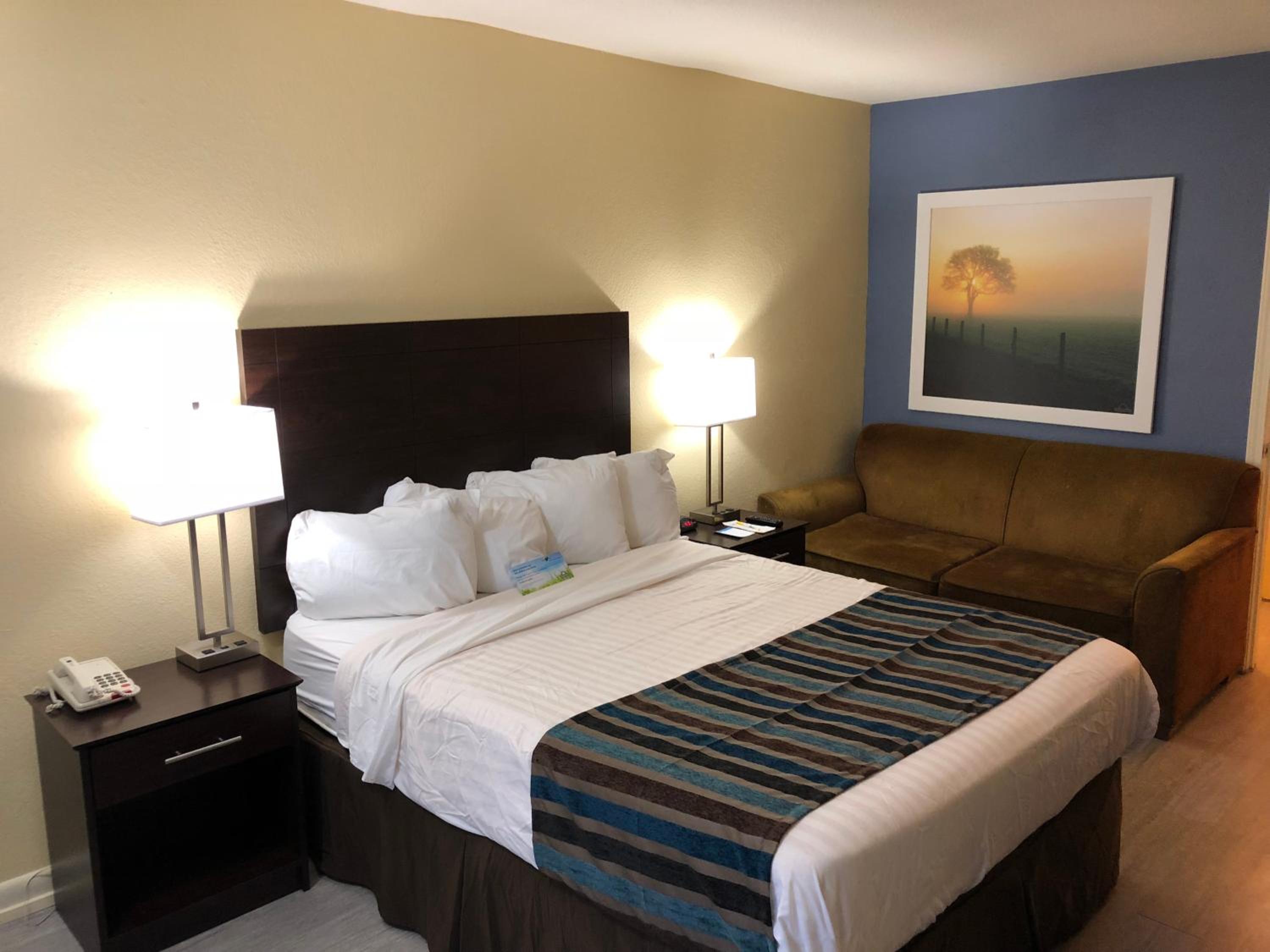 Queen Room with Mobility Access - First Floor/Smoking photo 3