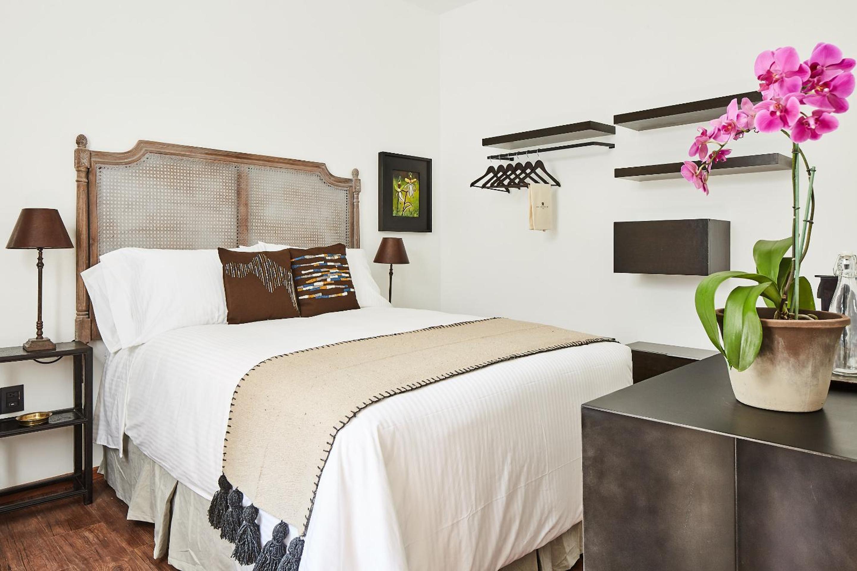 Standard Suite - Photo 17