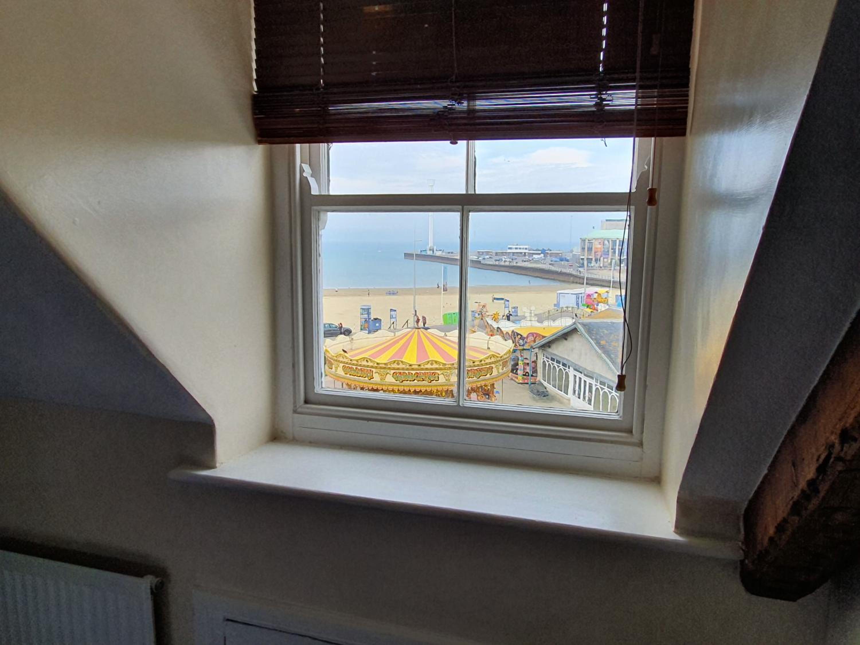 Queen Room with Sea View - Photo 3