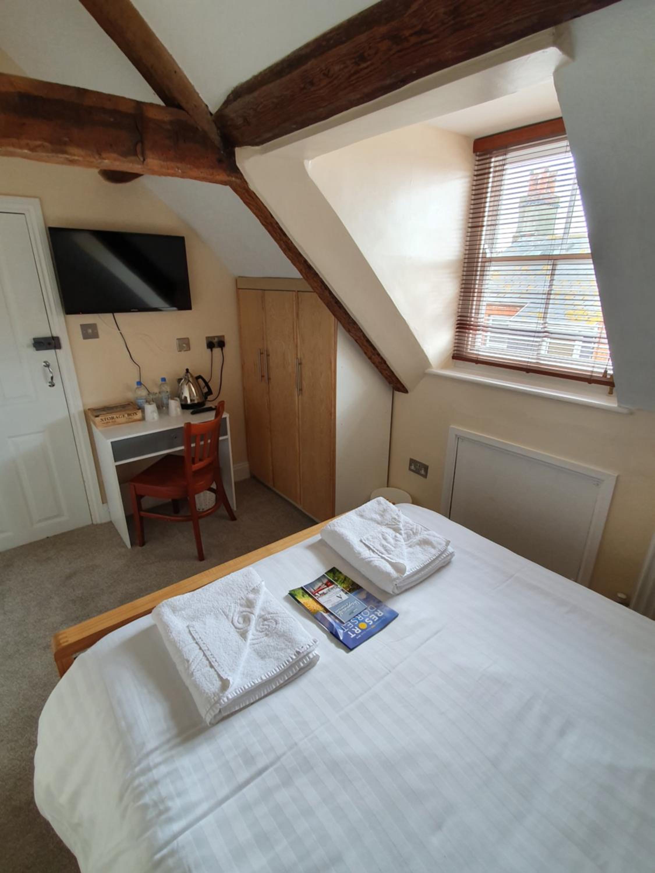 Standard Double Room - Photo 8