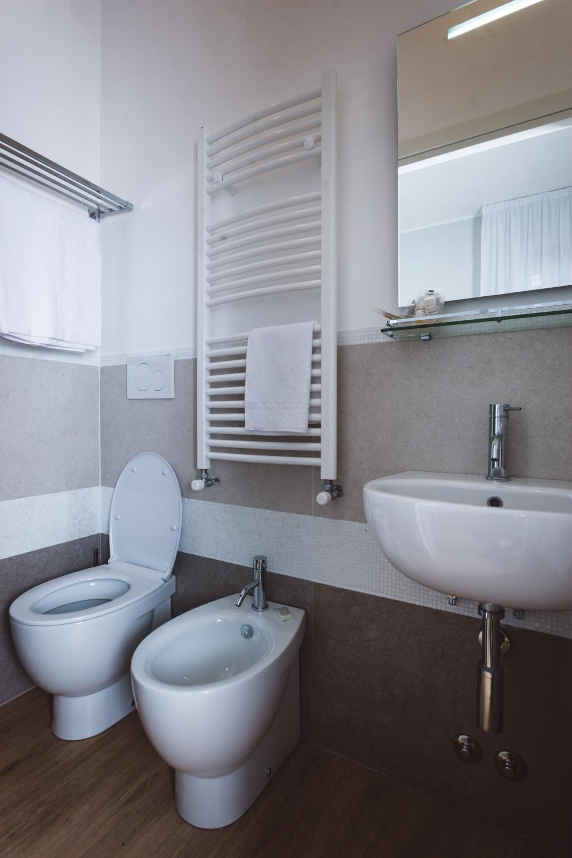 Double or Twin Room with Private Bathroom photo 3