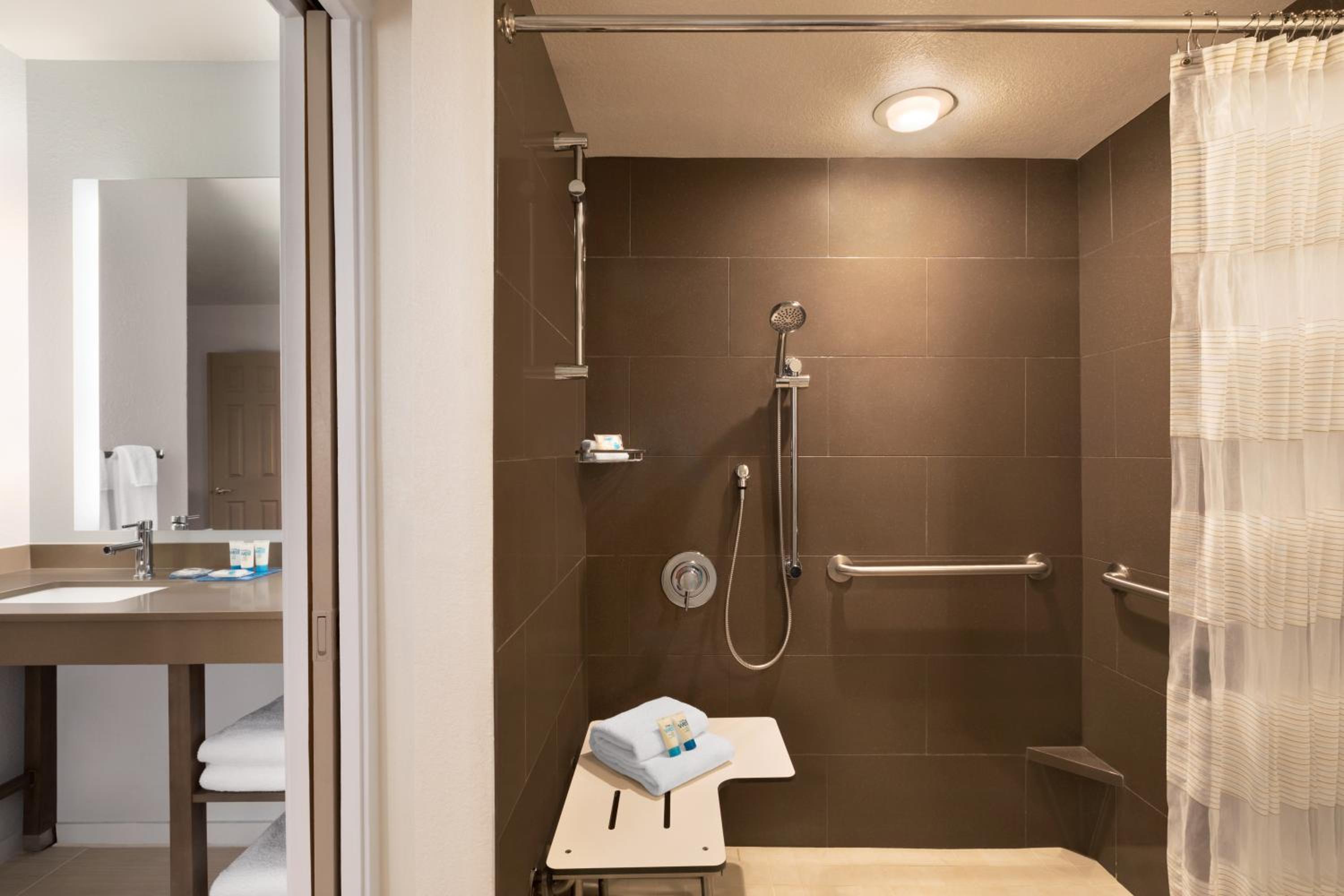 Queen Room with Accessible Tub - Disability Access - Photo 5