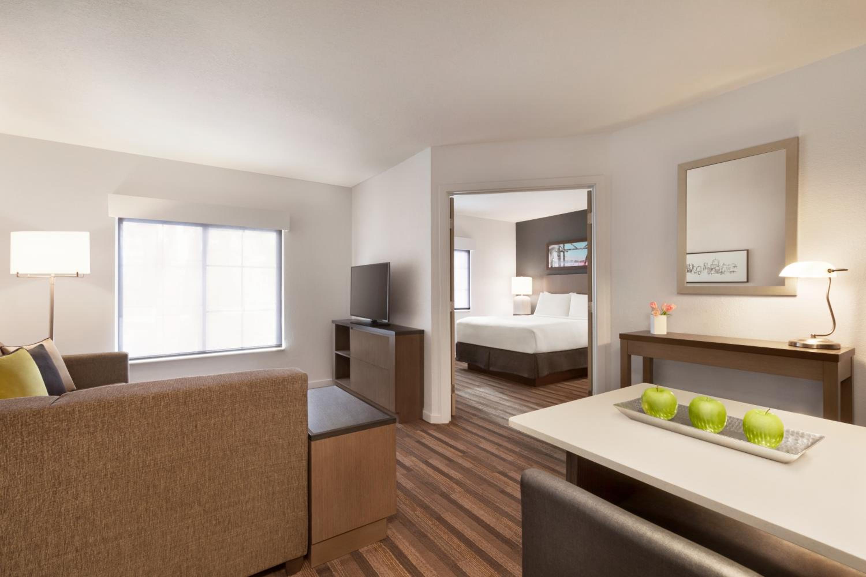 Queen Room with Accessible Tub - Disability Access - Photo 4