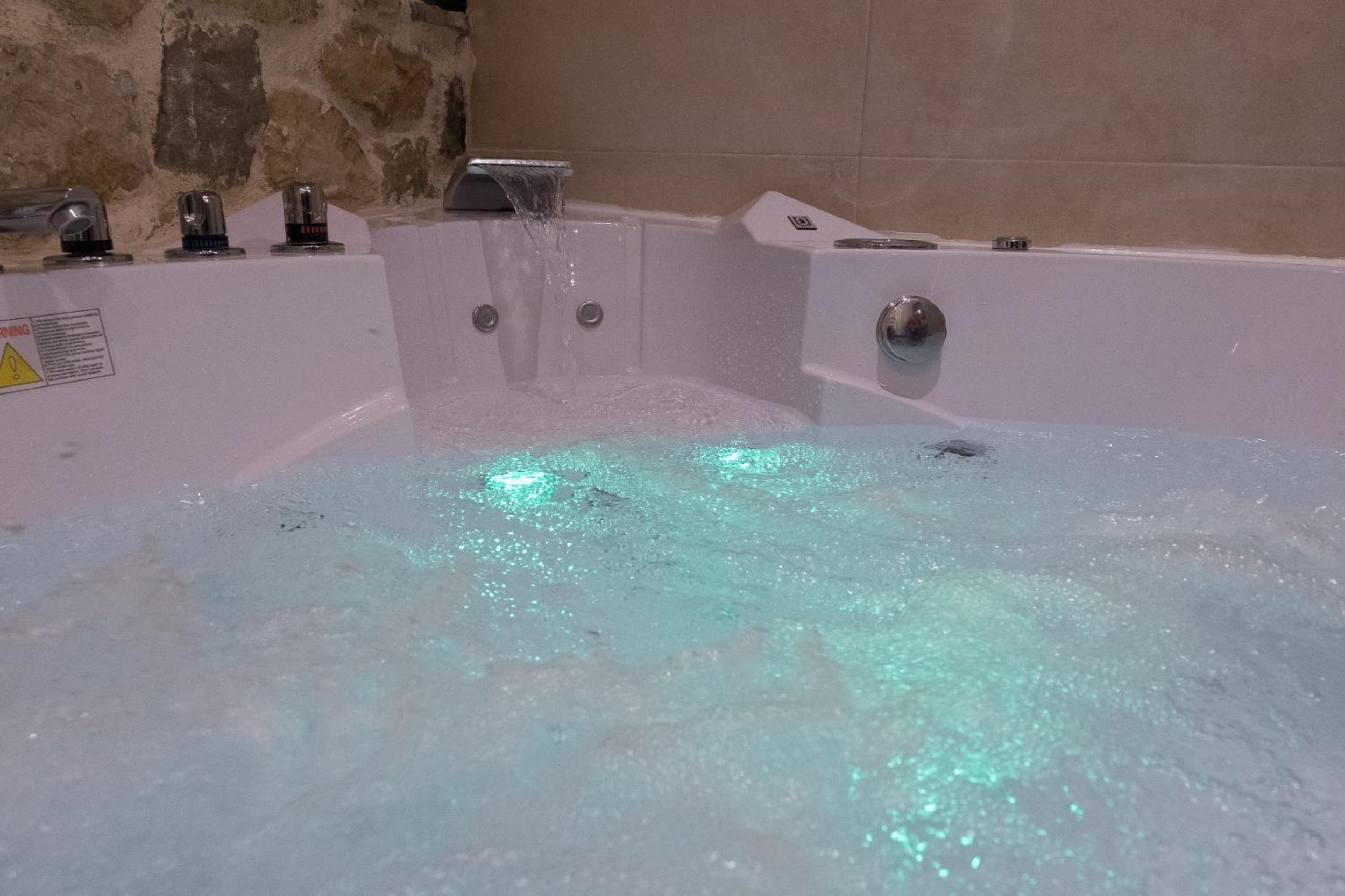 Deluxe Double or Twin Room with Terrace and Spa Bath - Photo 10