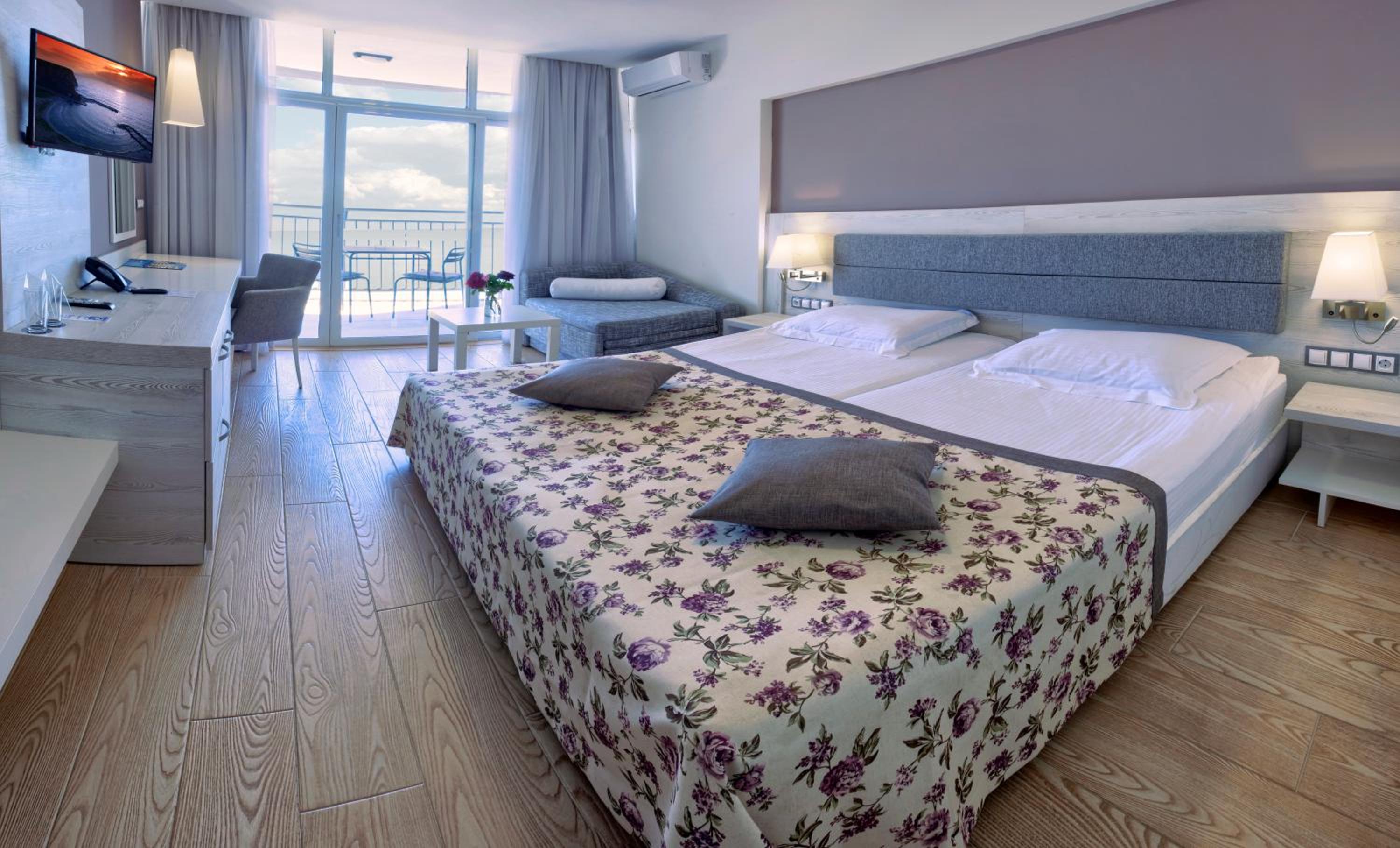 Deluxe Sea View Room with Balcony and Free Beach photo 3