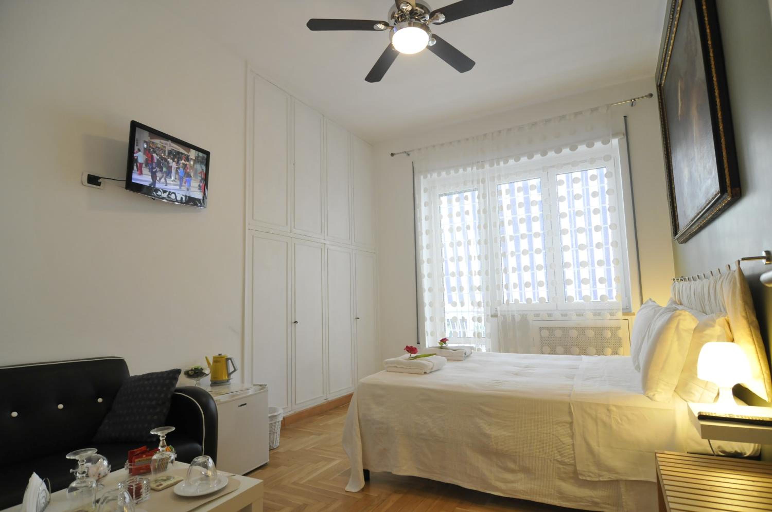 Double Room with Private External Bathroom and Balcony photo 1