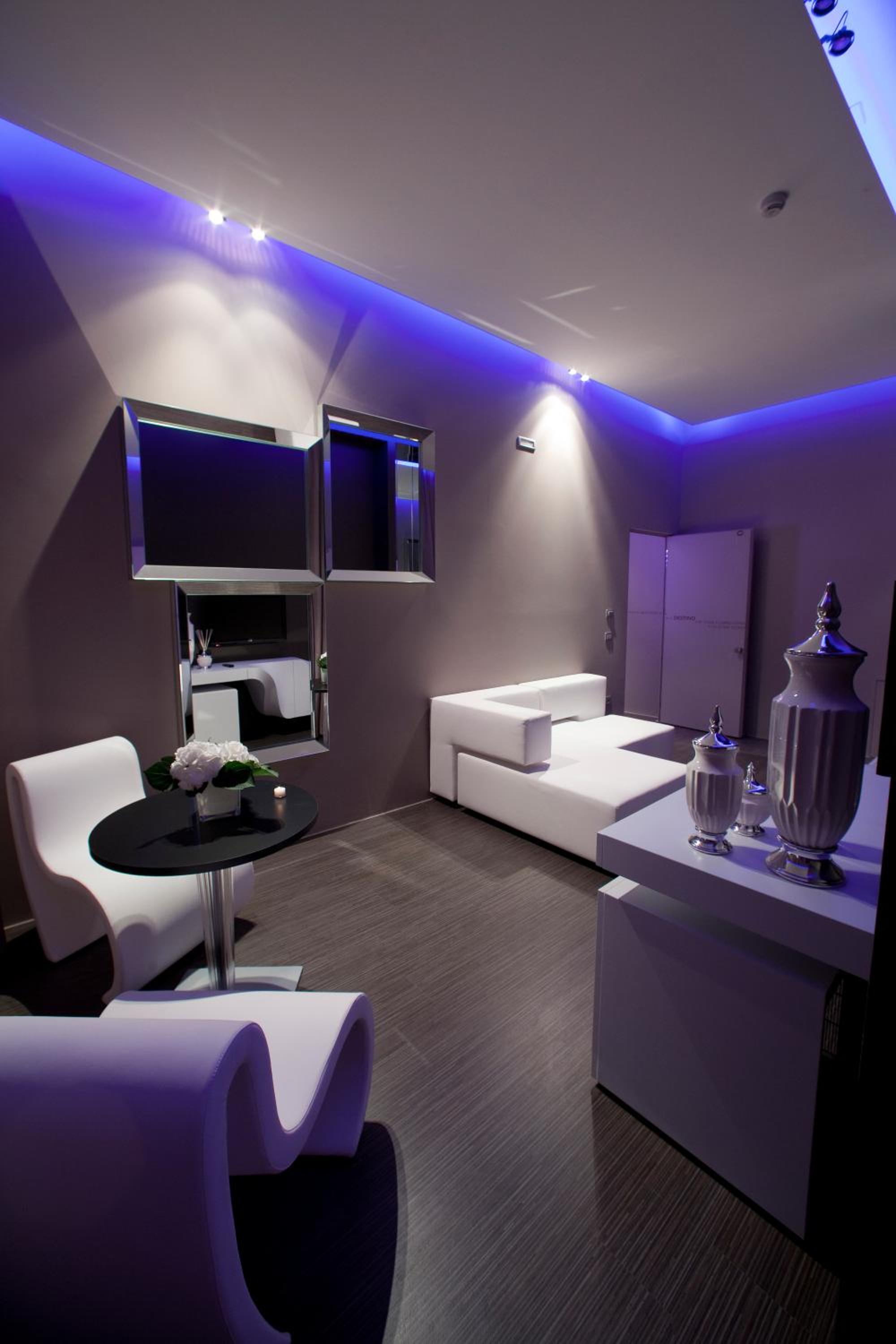 King Suite with Balcony - Photo 13
