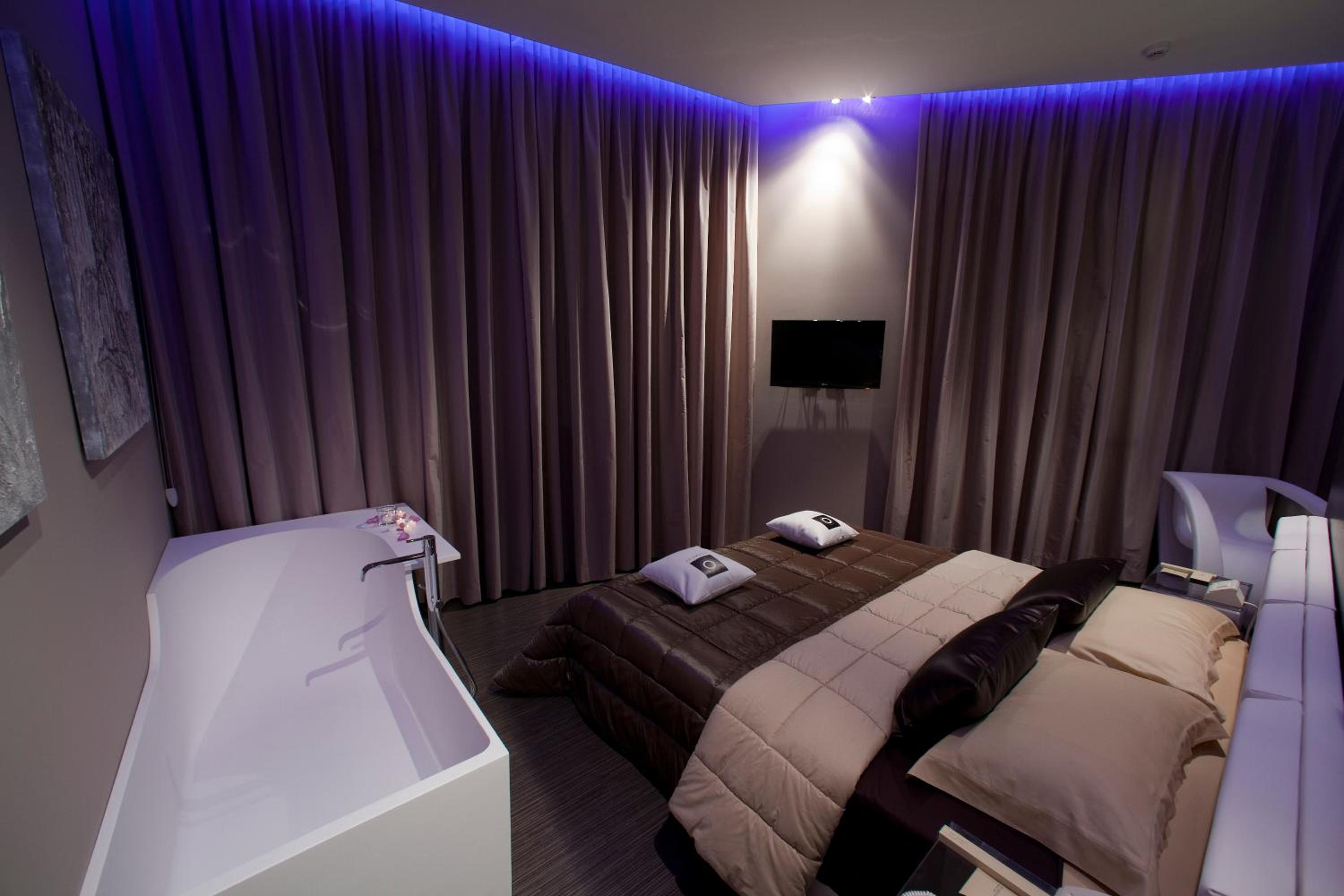 King Suite with Balcony - Photo 11