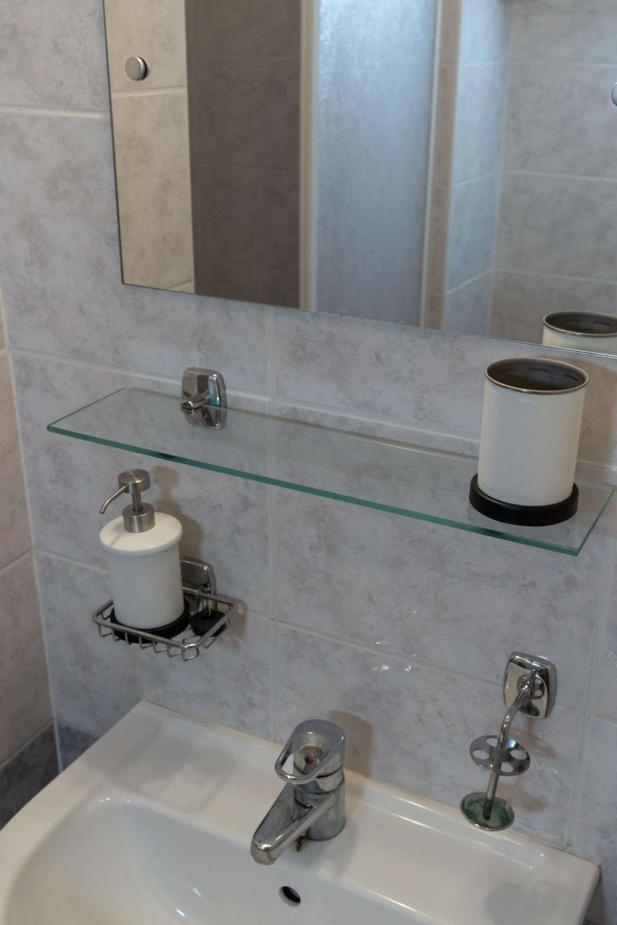 Single Room with Bathroom photo 2