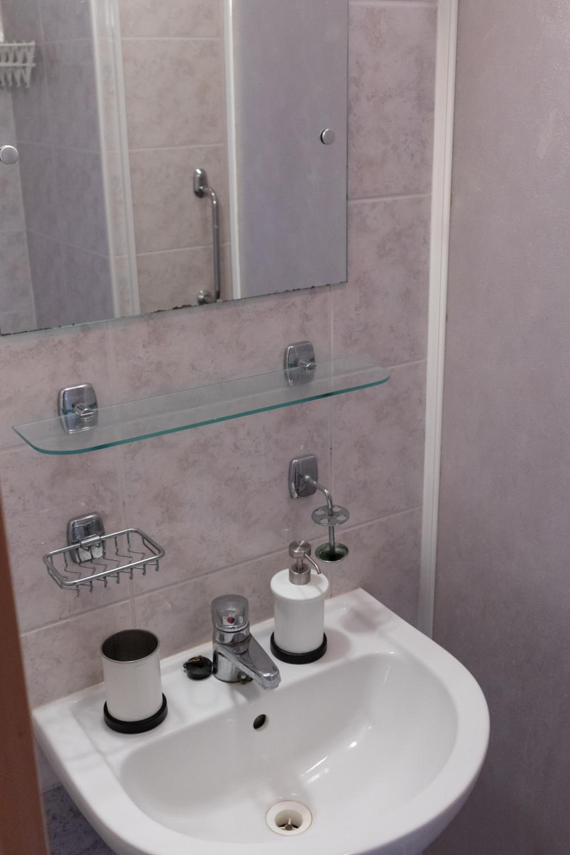 Double Room with Balcony - Photo 7