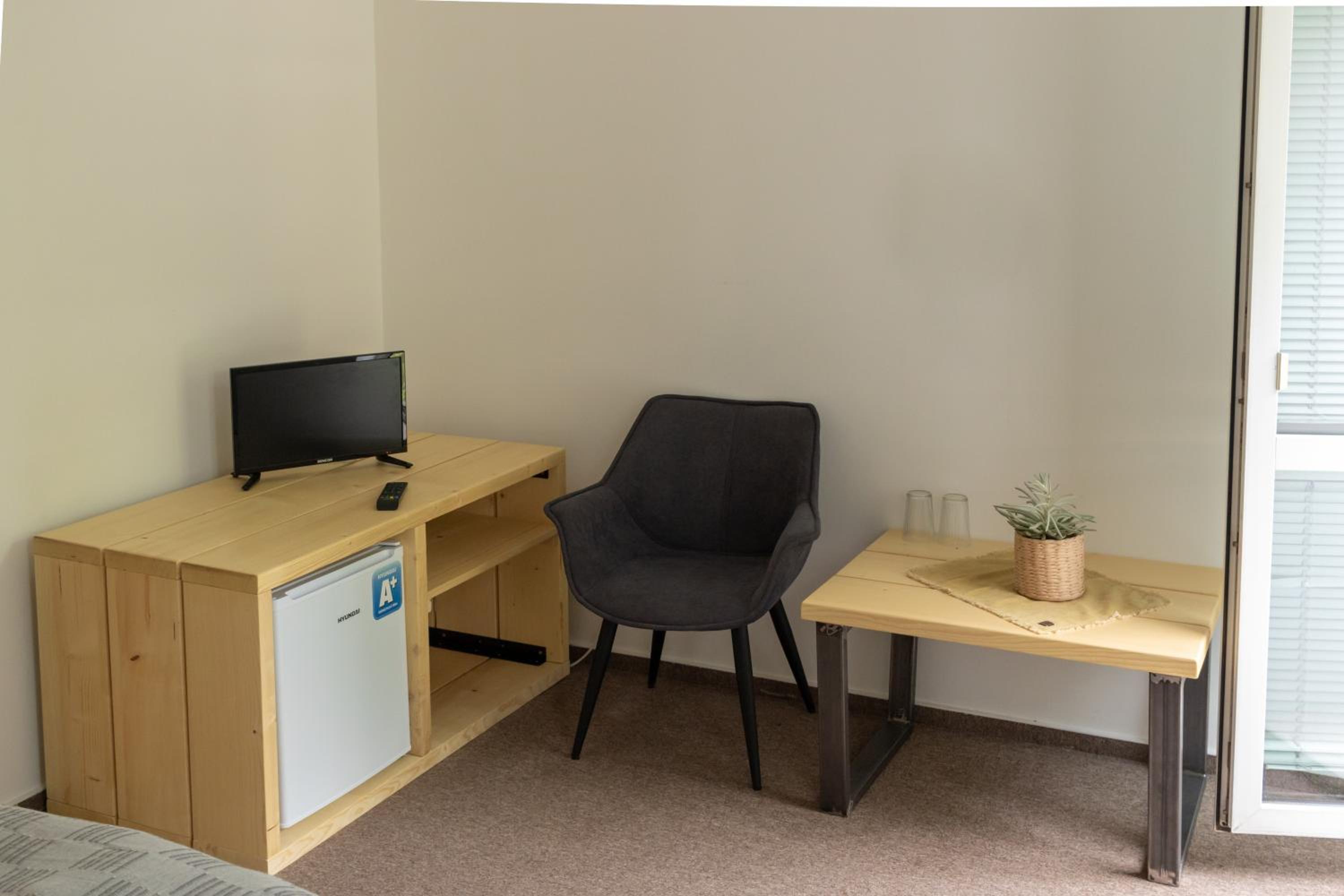 Double Room with Balcony - Photo 9