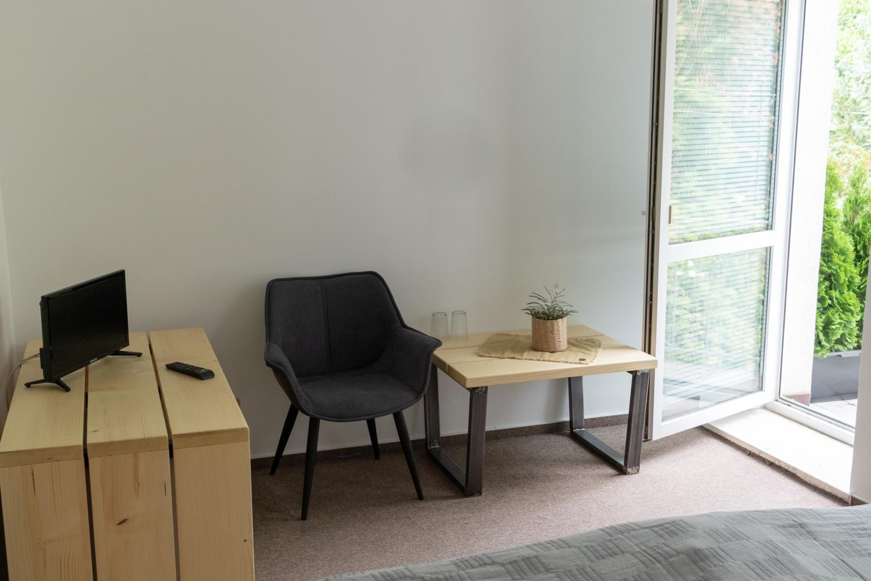 Double Room with Balcony - Photo 10