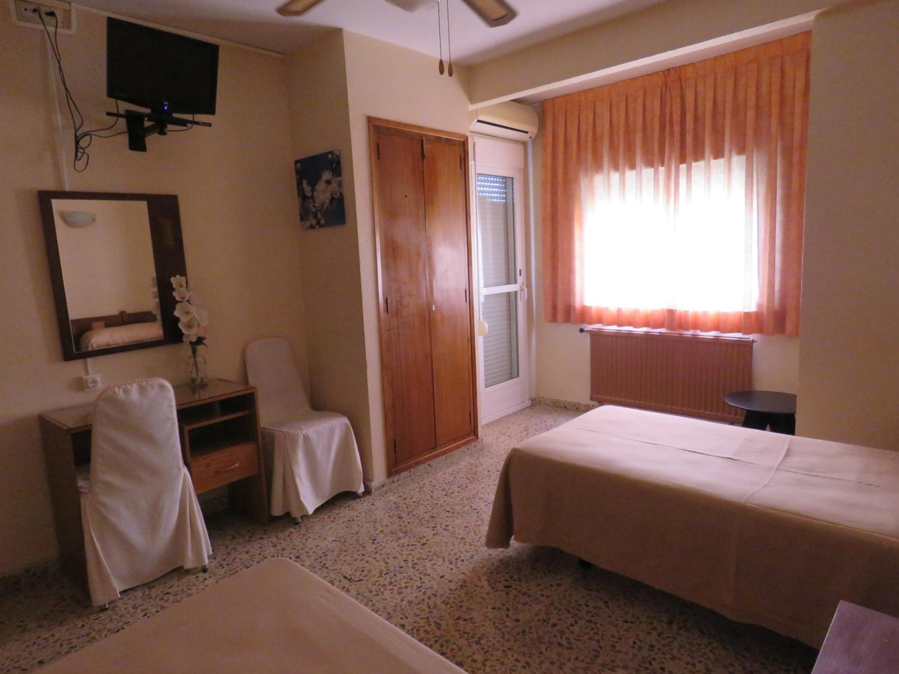 Twin Room - Photo 5