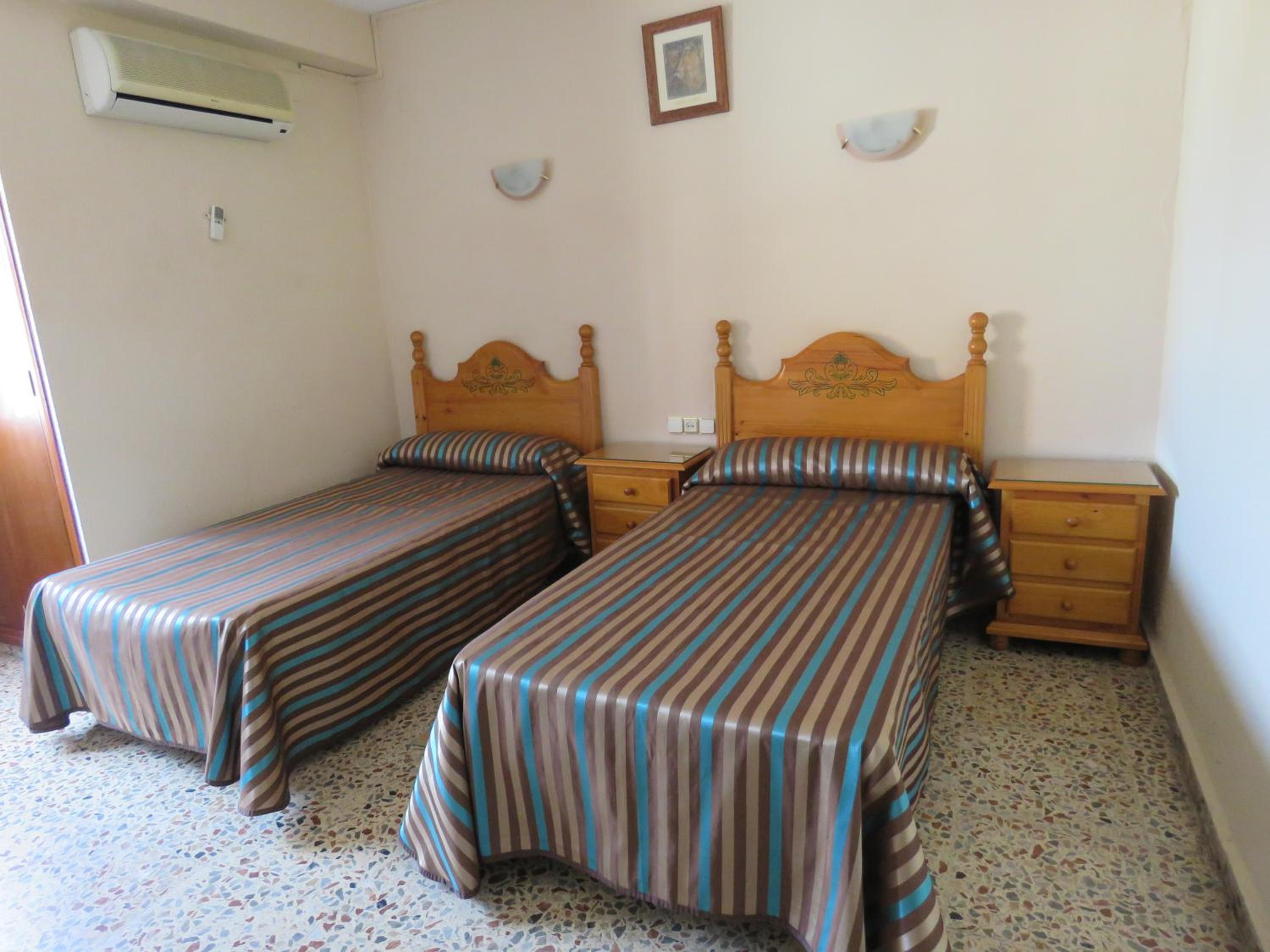Twin Room - Photo 12