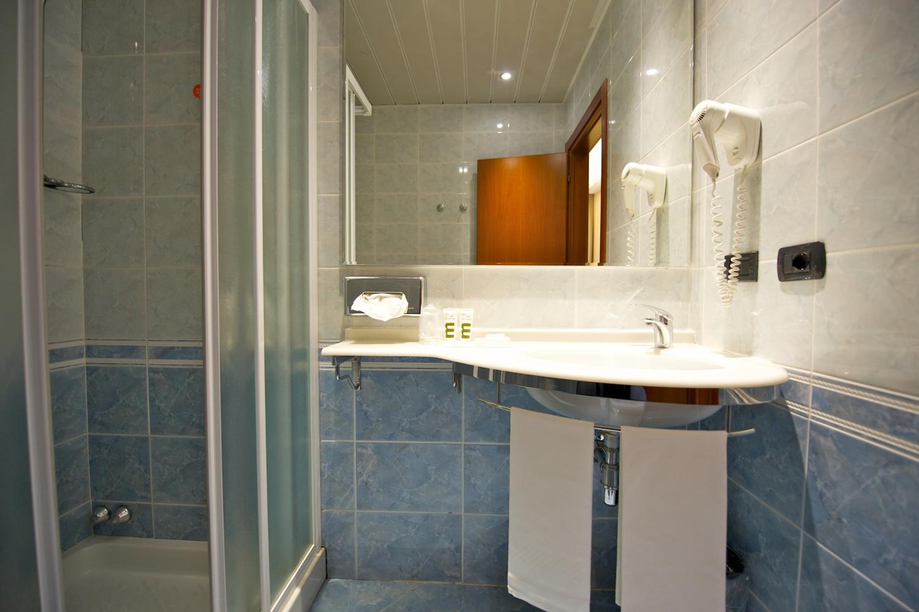 Standard Double Room - Photo 4