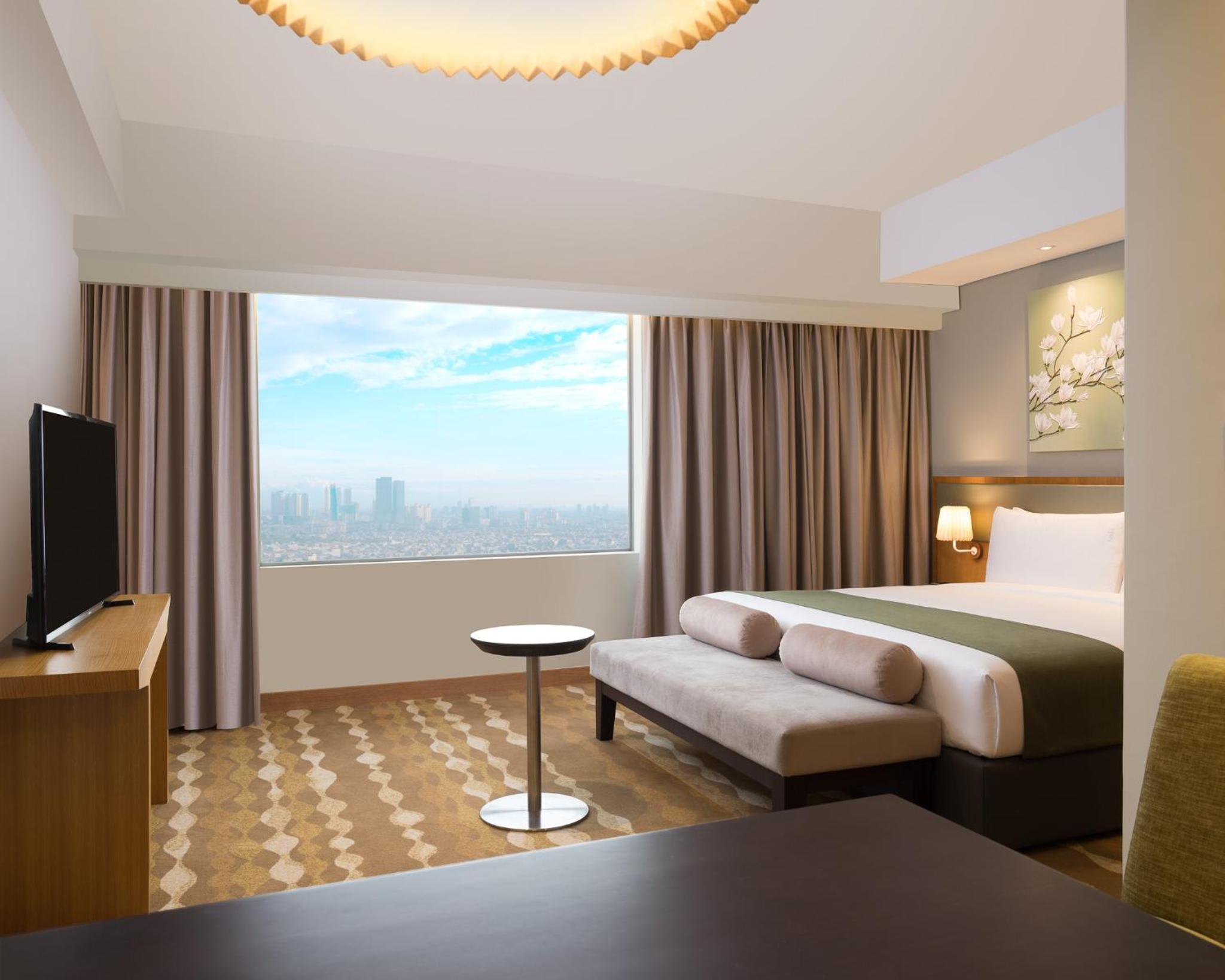 One-Bedroom Suite with Dining Area and City View