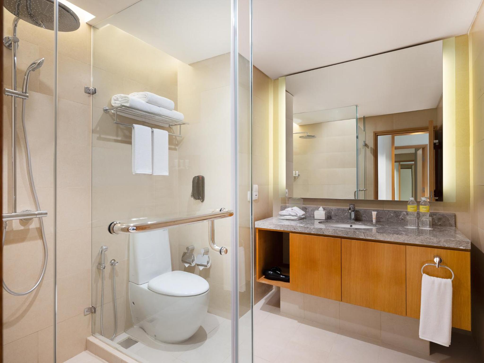 Standard King Room with City View - Disability Access thumbnail 5