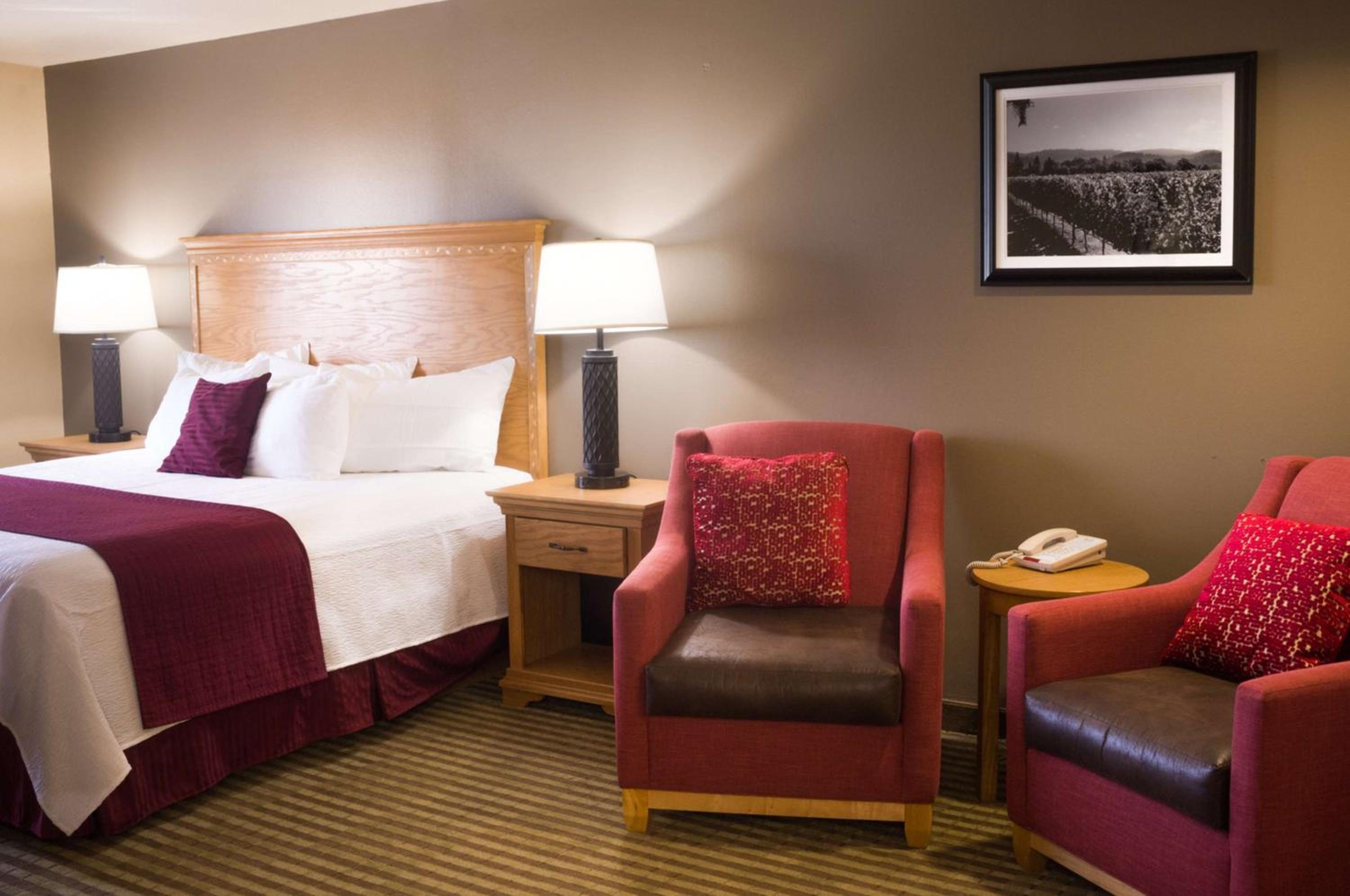 Executive Suite With One King And Two Queen Beds - Wet Bar/Non-Smoking