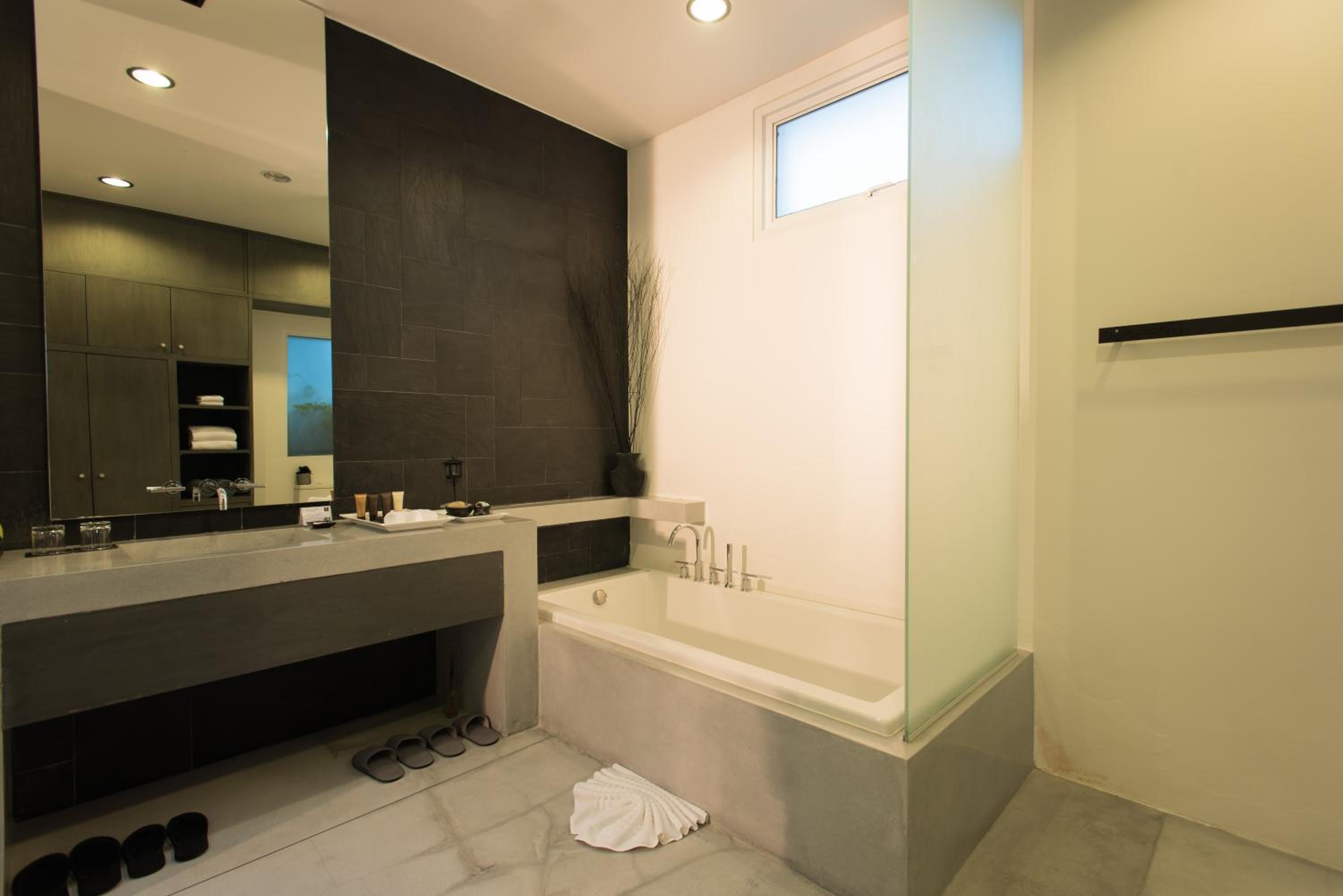Luxury Suite with Private Garden  - Photo 3