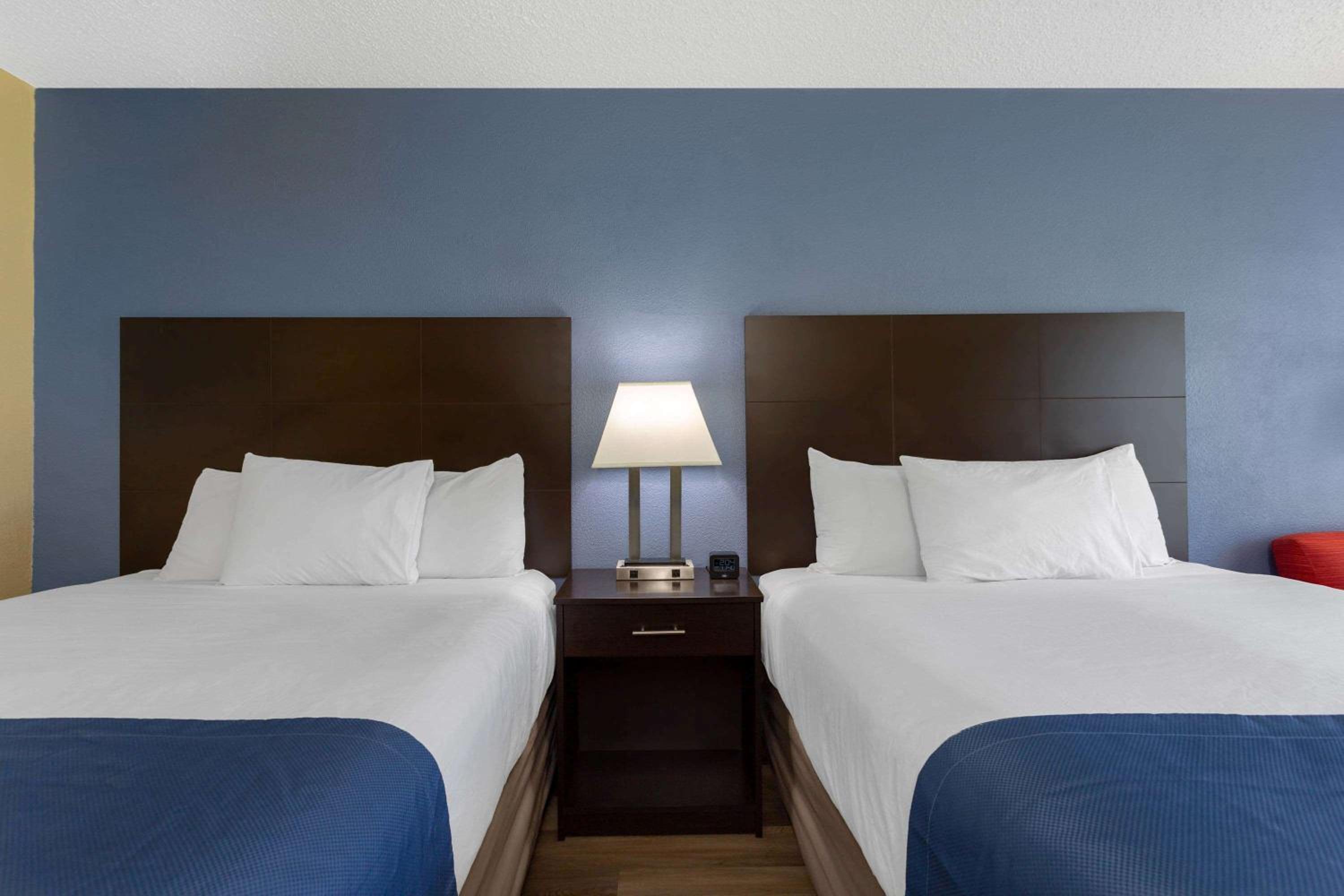 Queen Room with Two Queen Beds - Mobility Access/Non-Smoking - Photo 6