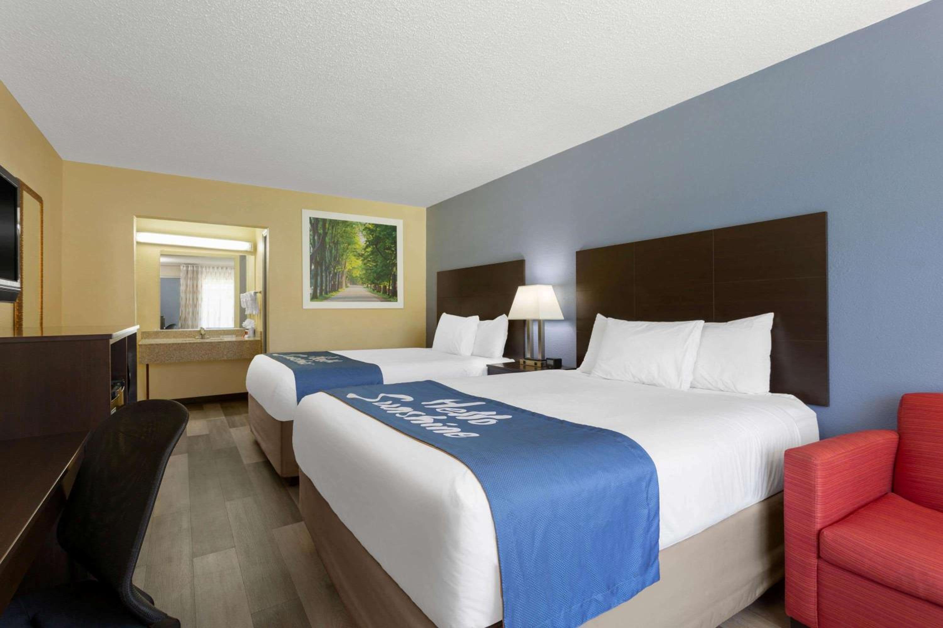 Queen Room with Two Queen Beds - Mobility Access/Non-Smoking - Photo 5