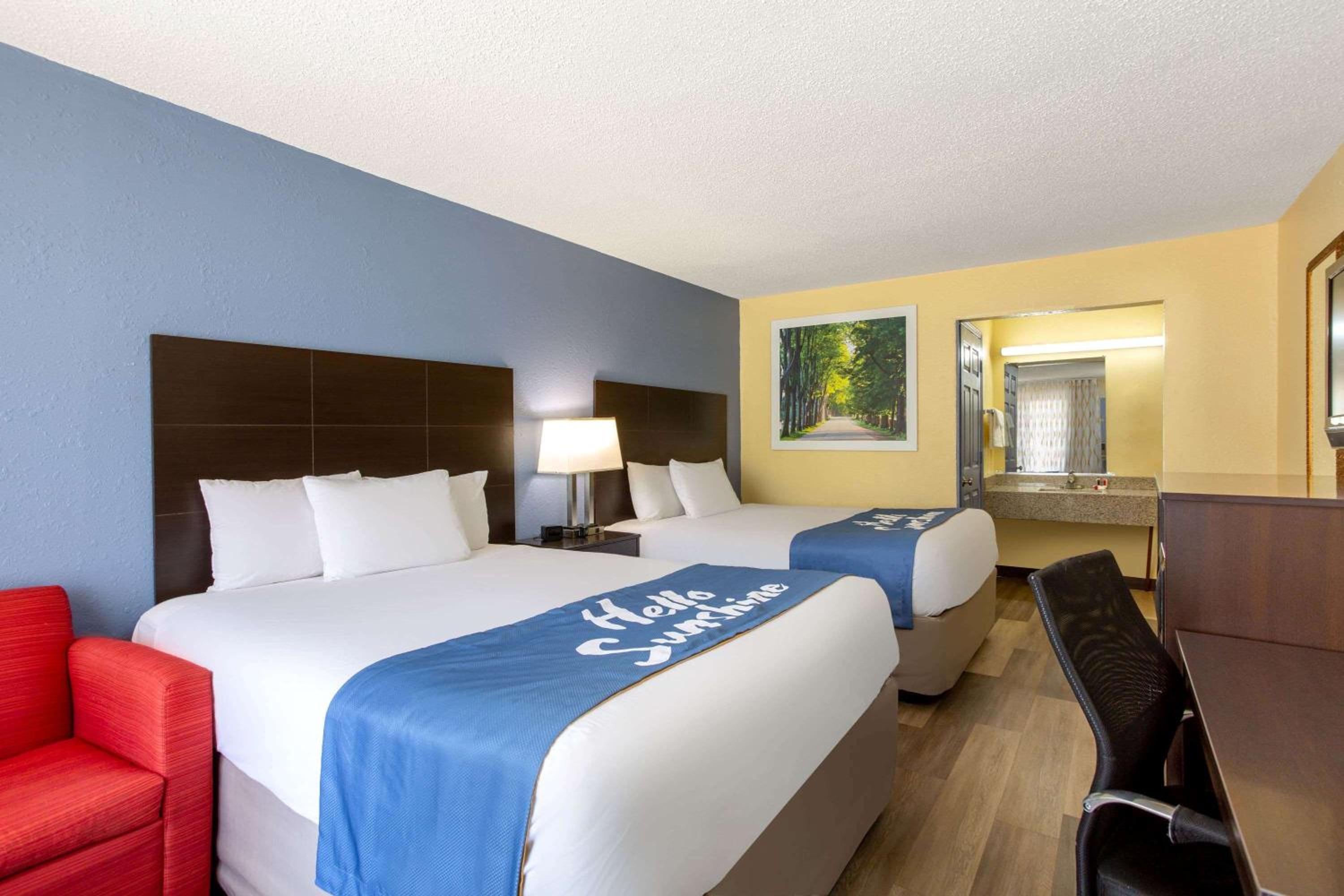 Queen Room with Two Queen Beds - Mobility Access/Non-Smoking - Photo 1