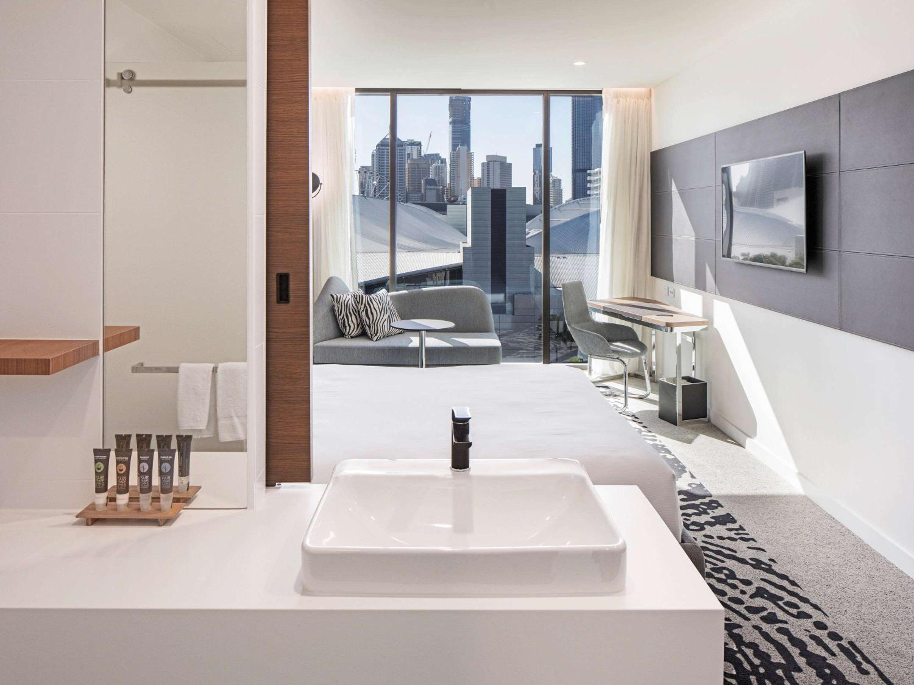 Premier King 'N' Room with City View thumbnail 5