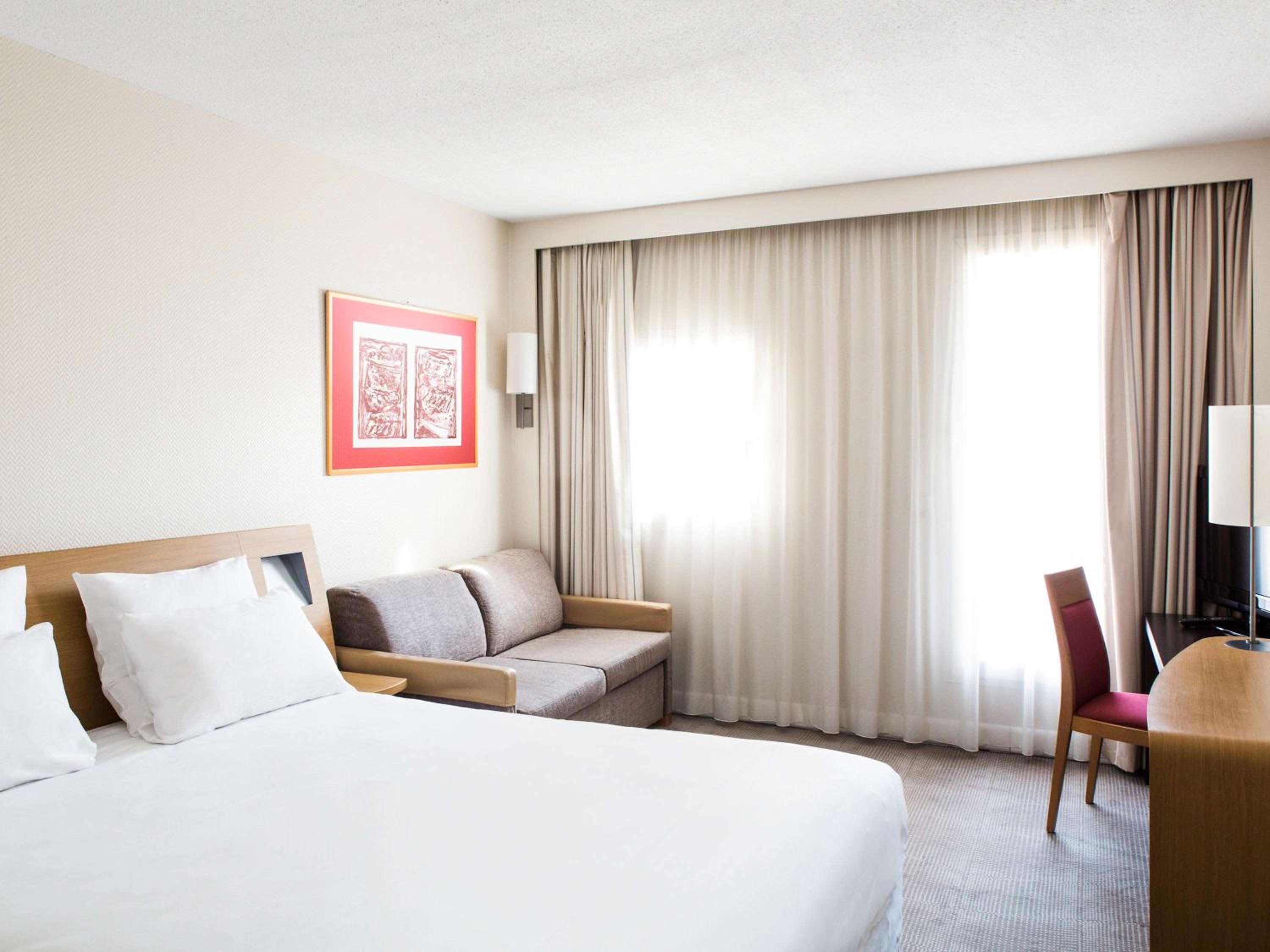 Family Room with 1 Queen bed and 1 Double Sofa Bed - Photo 8
