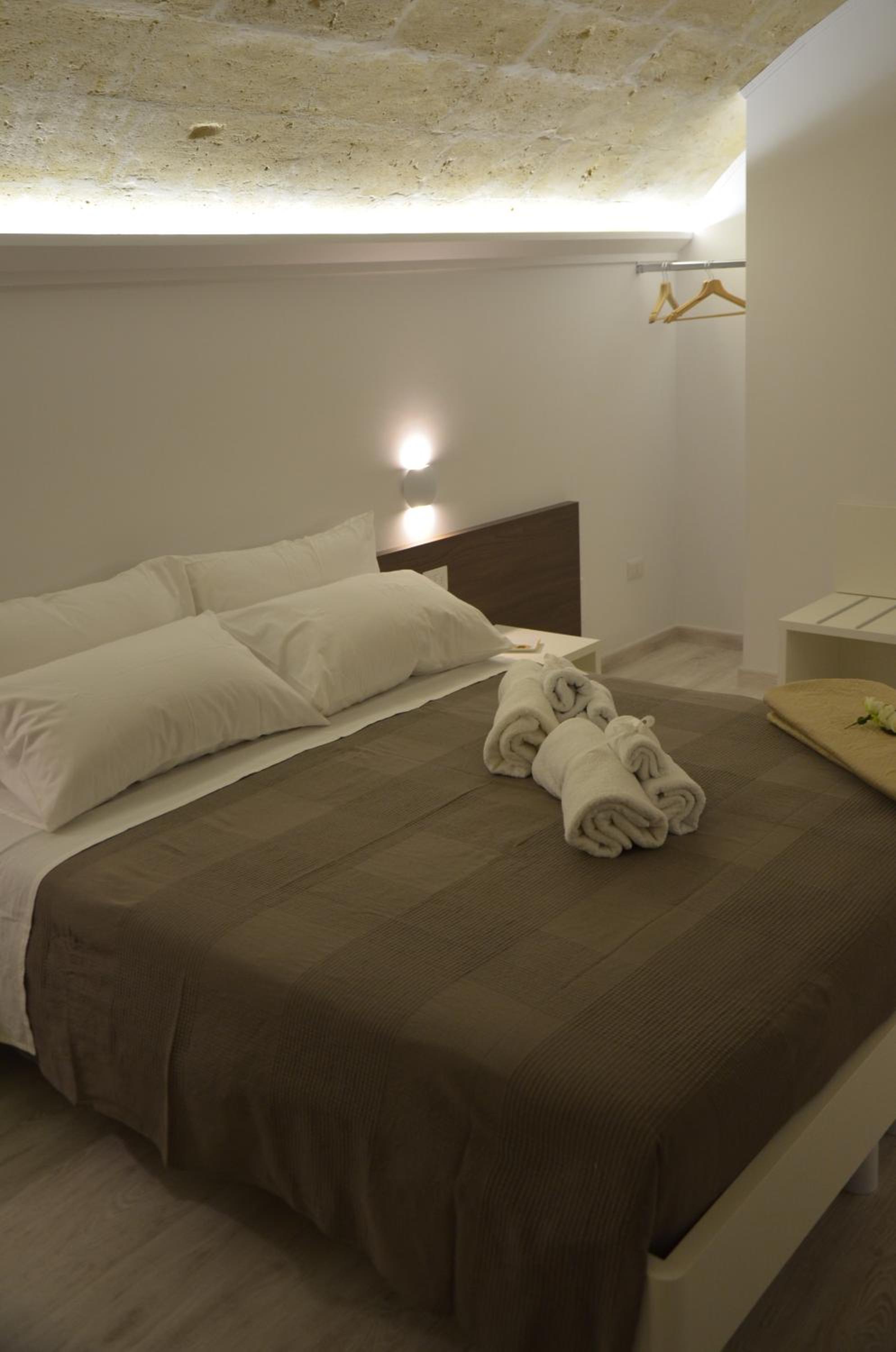 Large Double or Twin Room - Photo 5