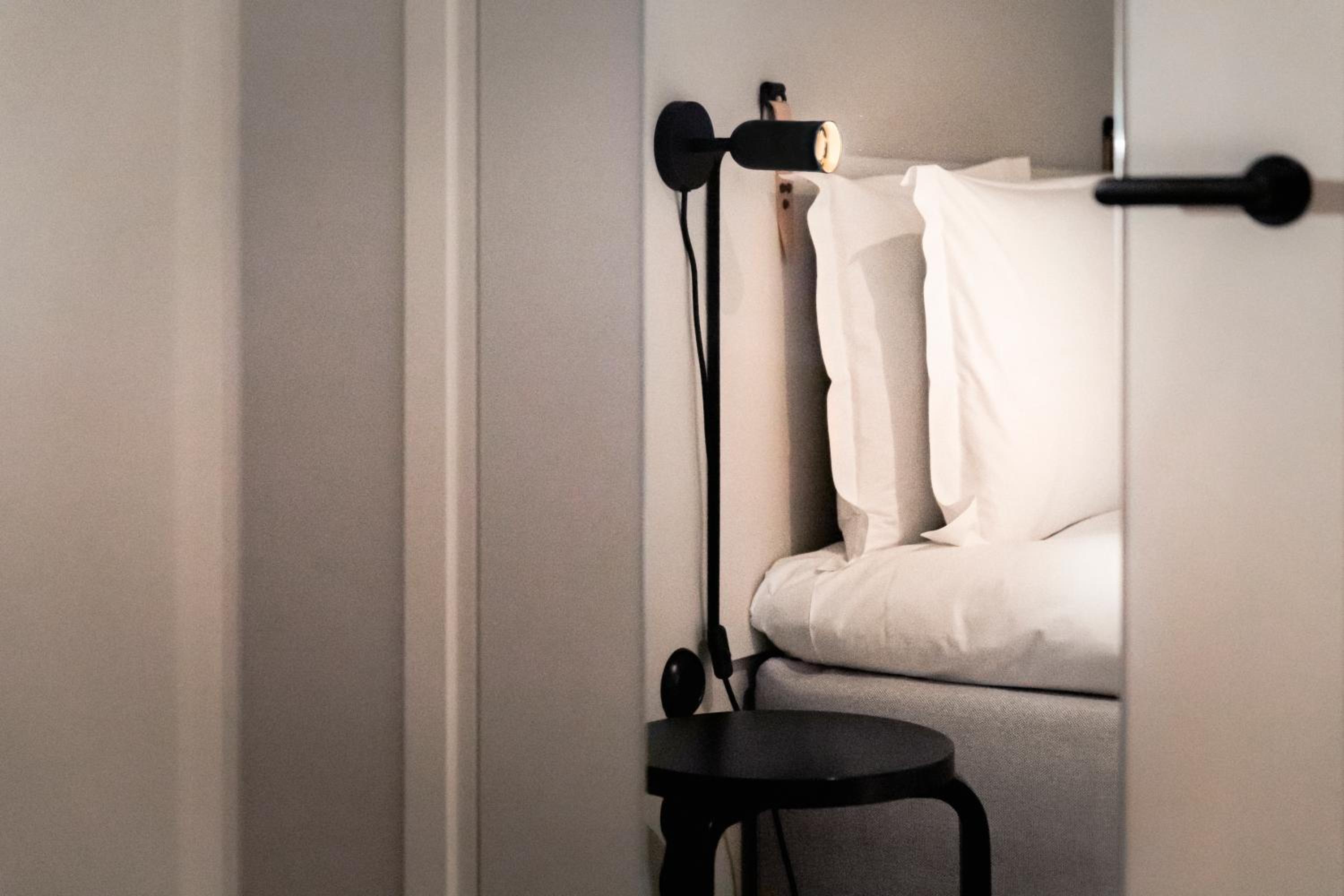Sleep Tight, Guest room, 1 Double - No Window - Photo 2