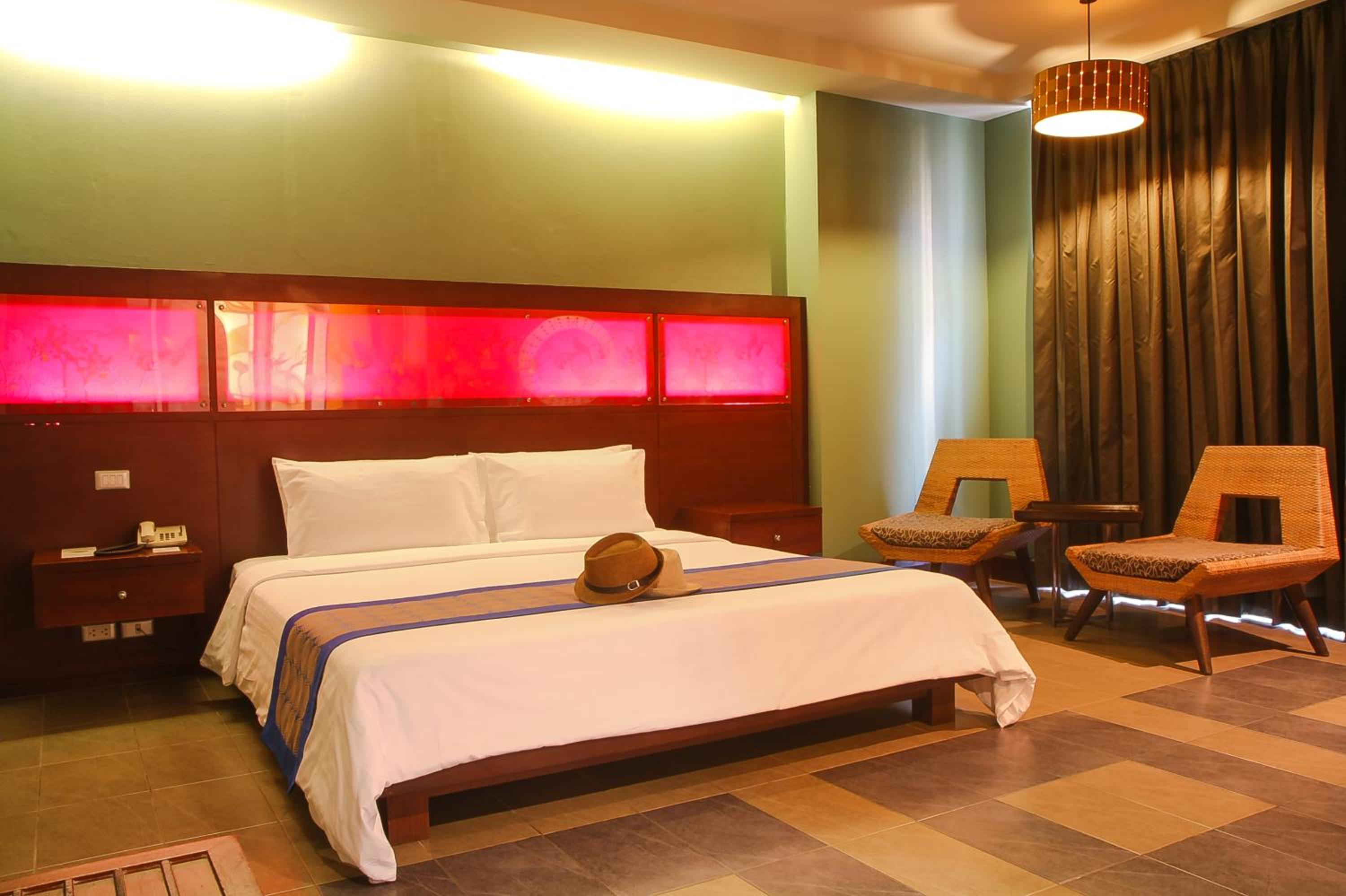Deluxe Double Room thumbnail 6