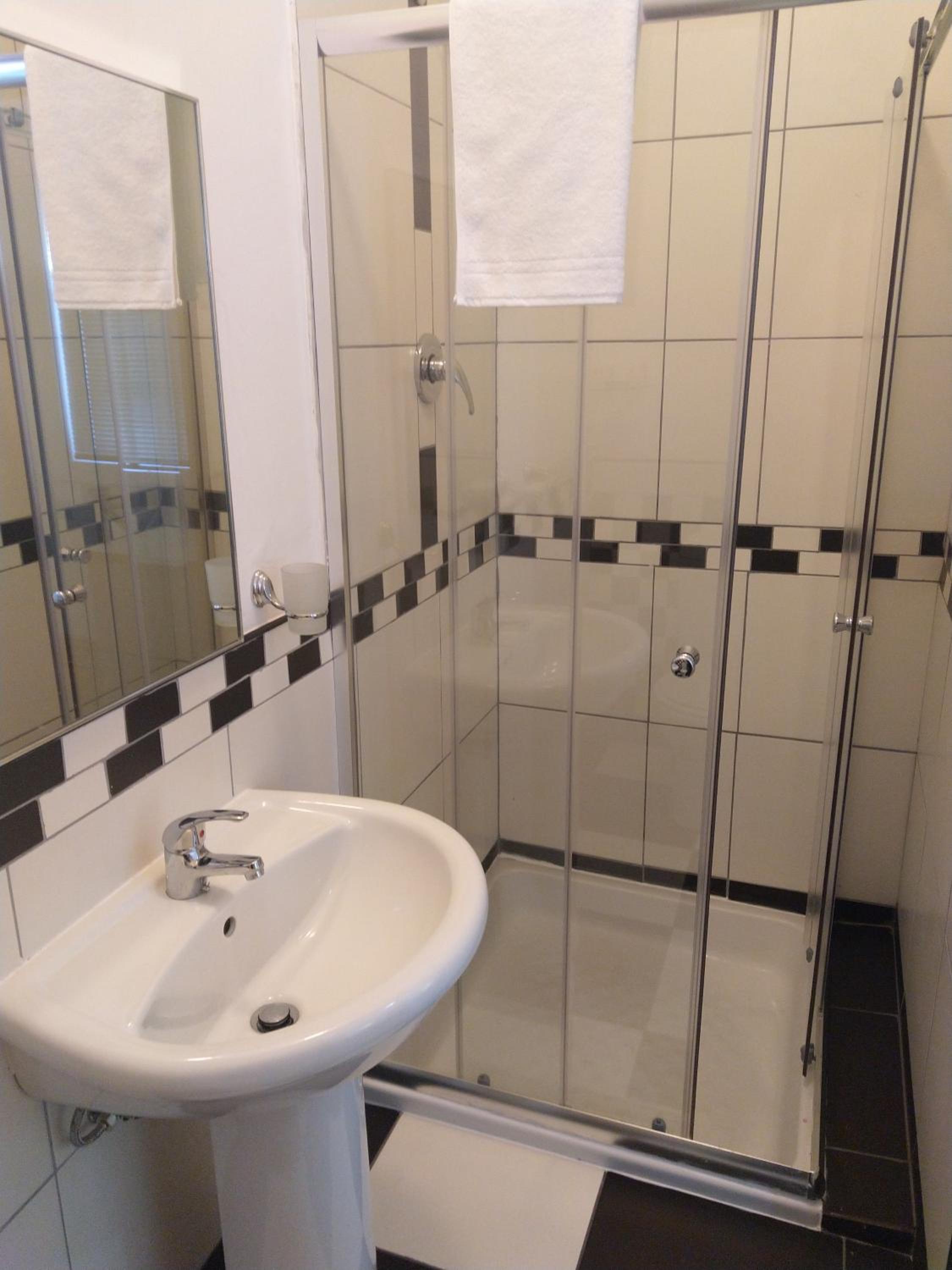 Double Room - Photo 5
