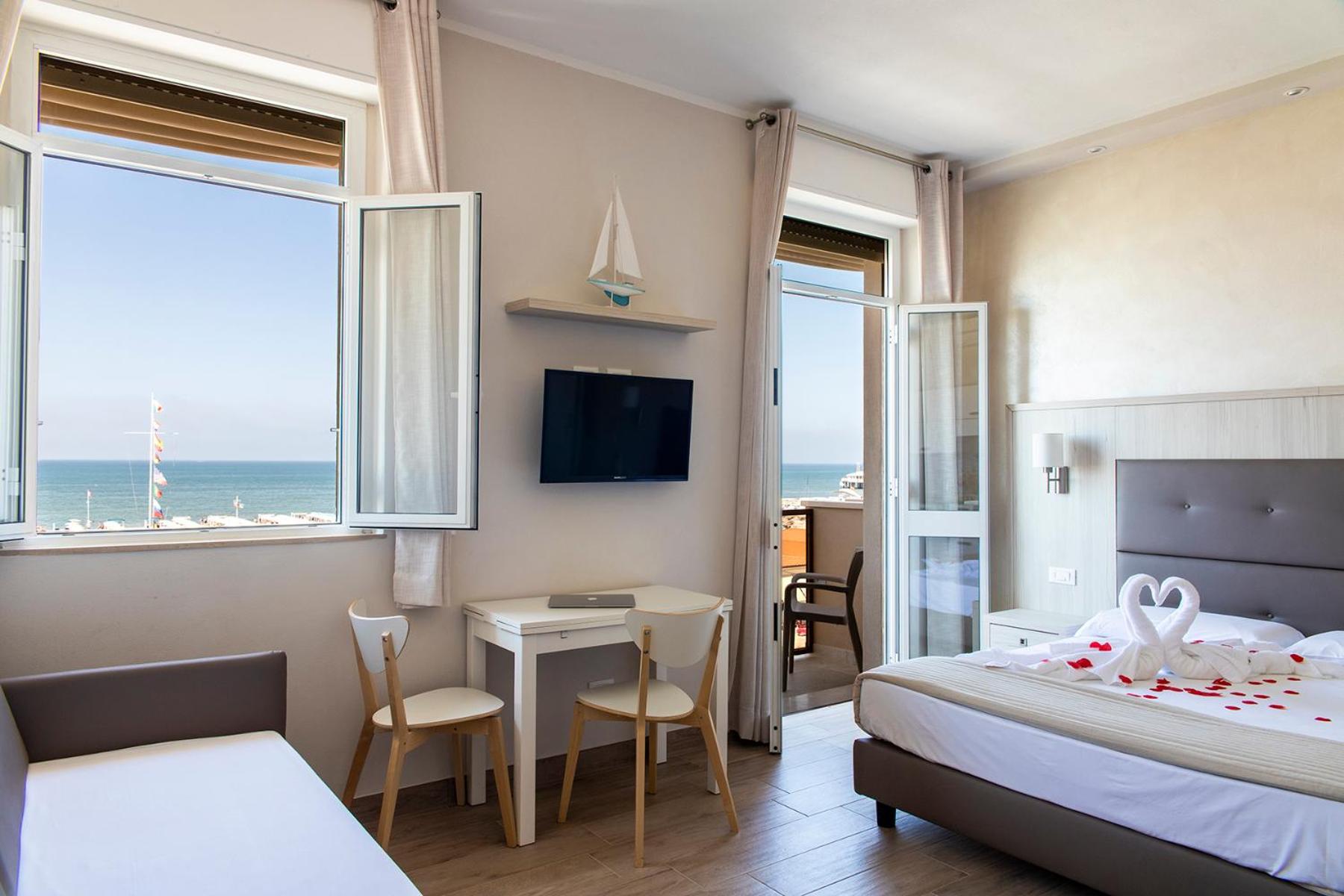 Studio Apartment with Balcony - Water Front