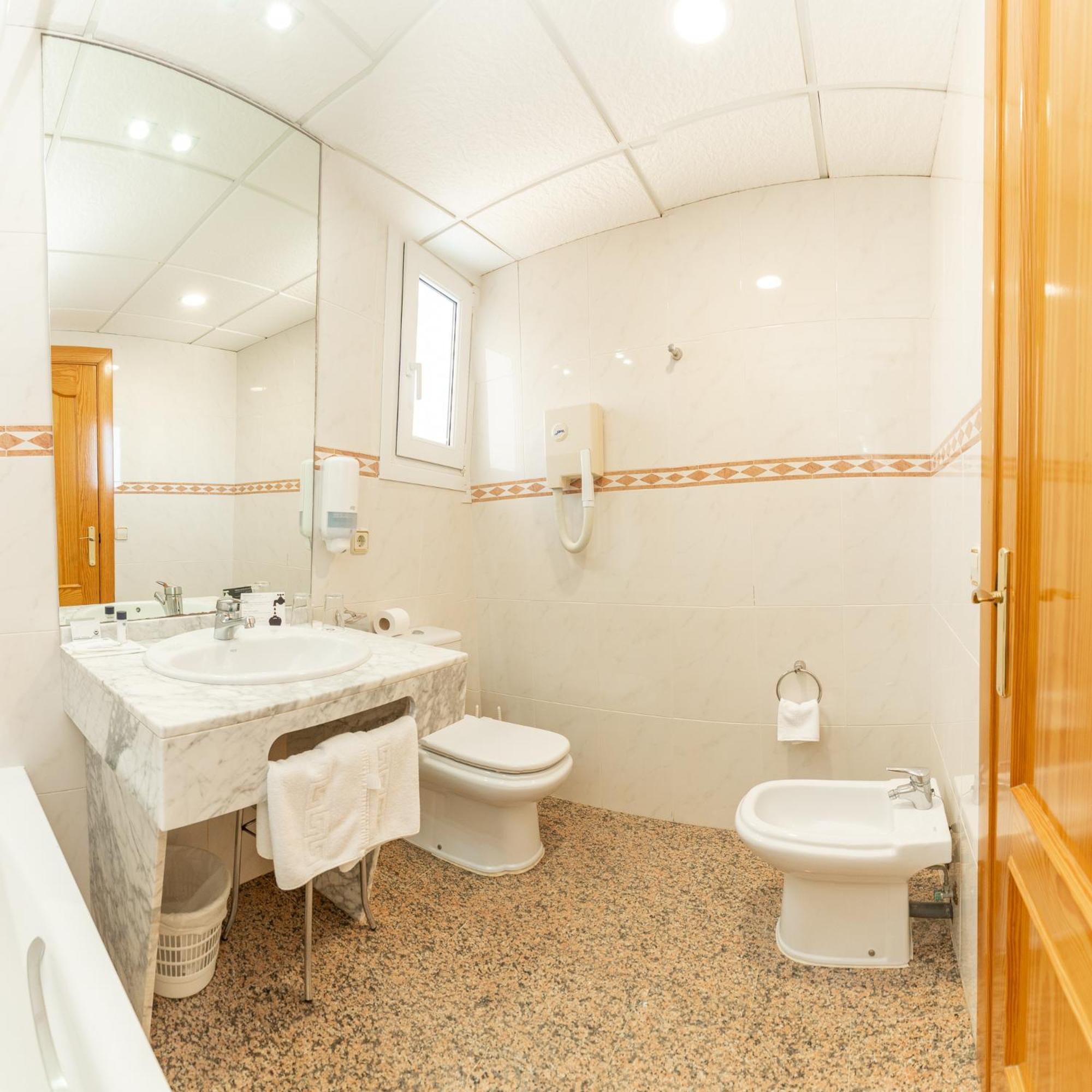 Double or Twin Room with Side Sea View photo 2