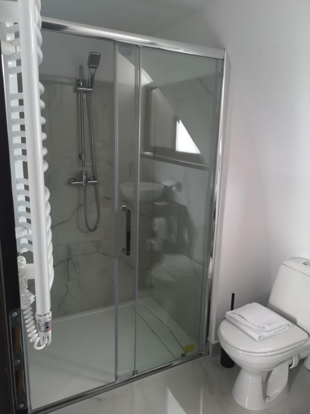 Double Room with Private Bathroom - Photo 8