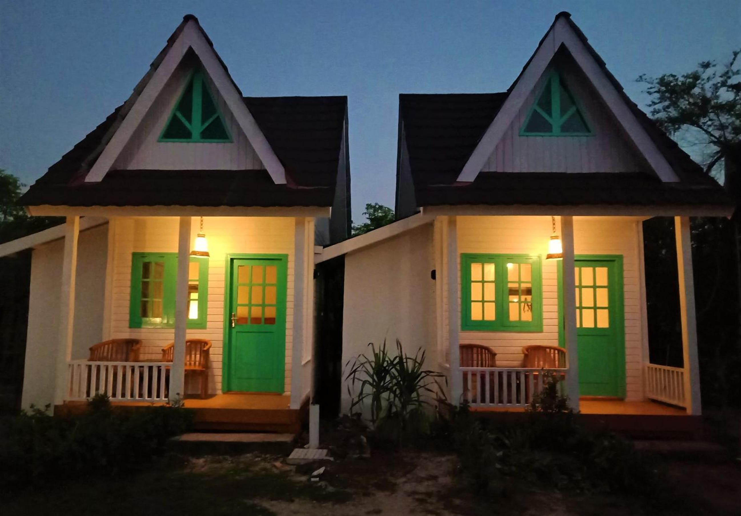 Bungalow with Garden View - Photo 7