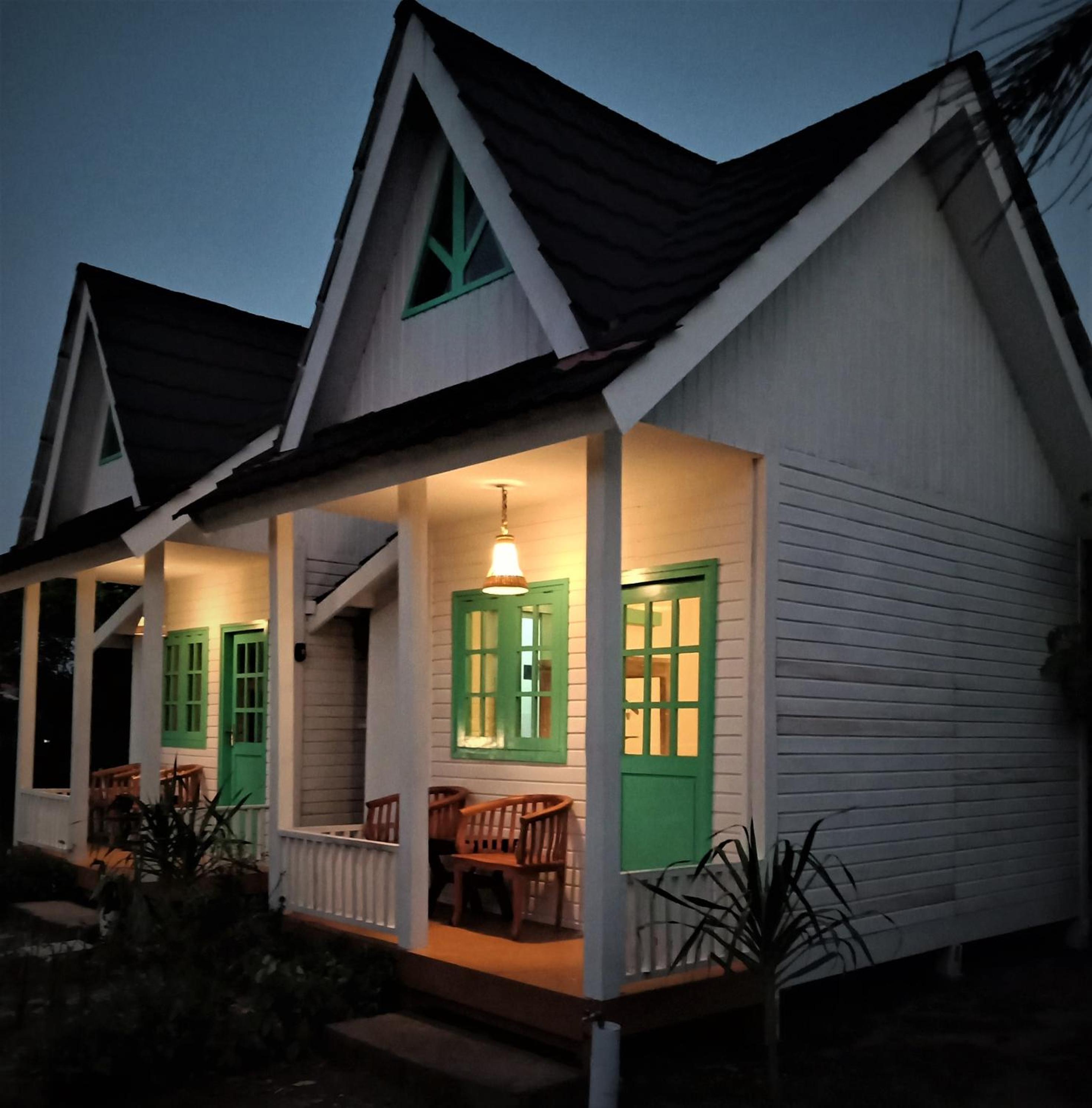 Bungalow with Garden View - Photo 6