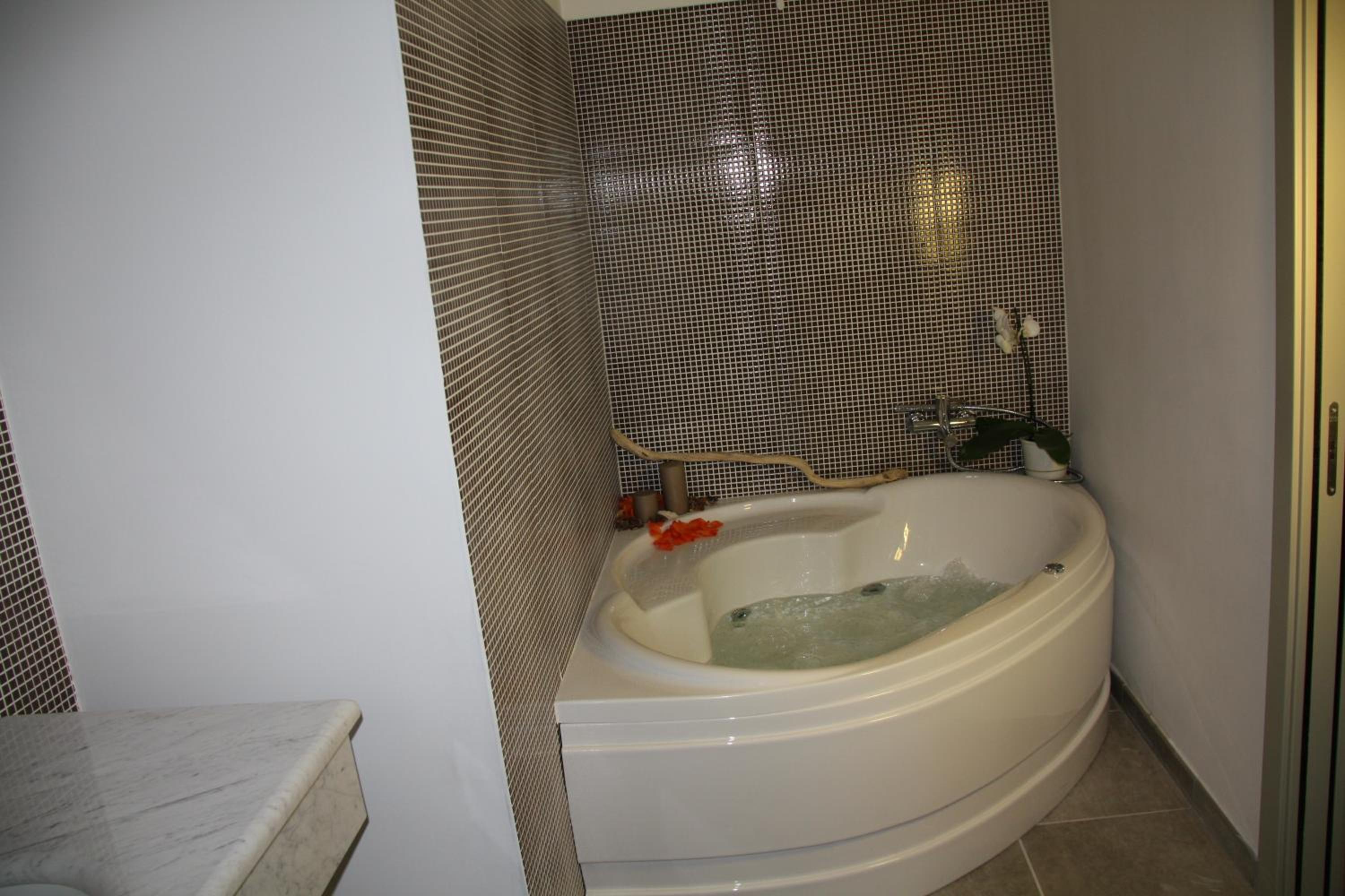 Queen Room with Spa Bath - Photo 18
